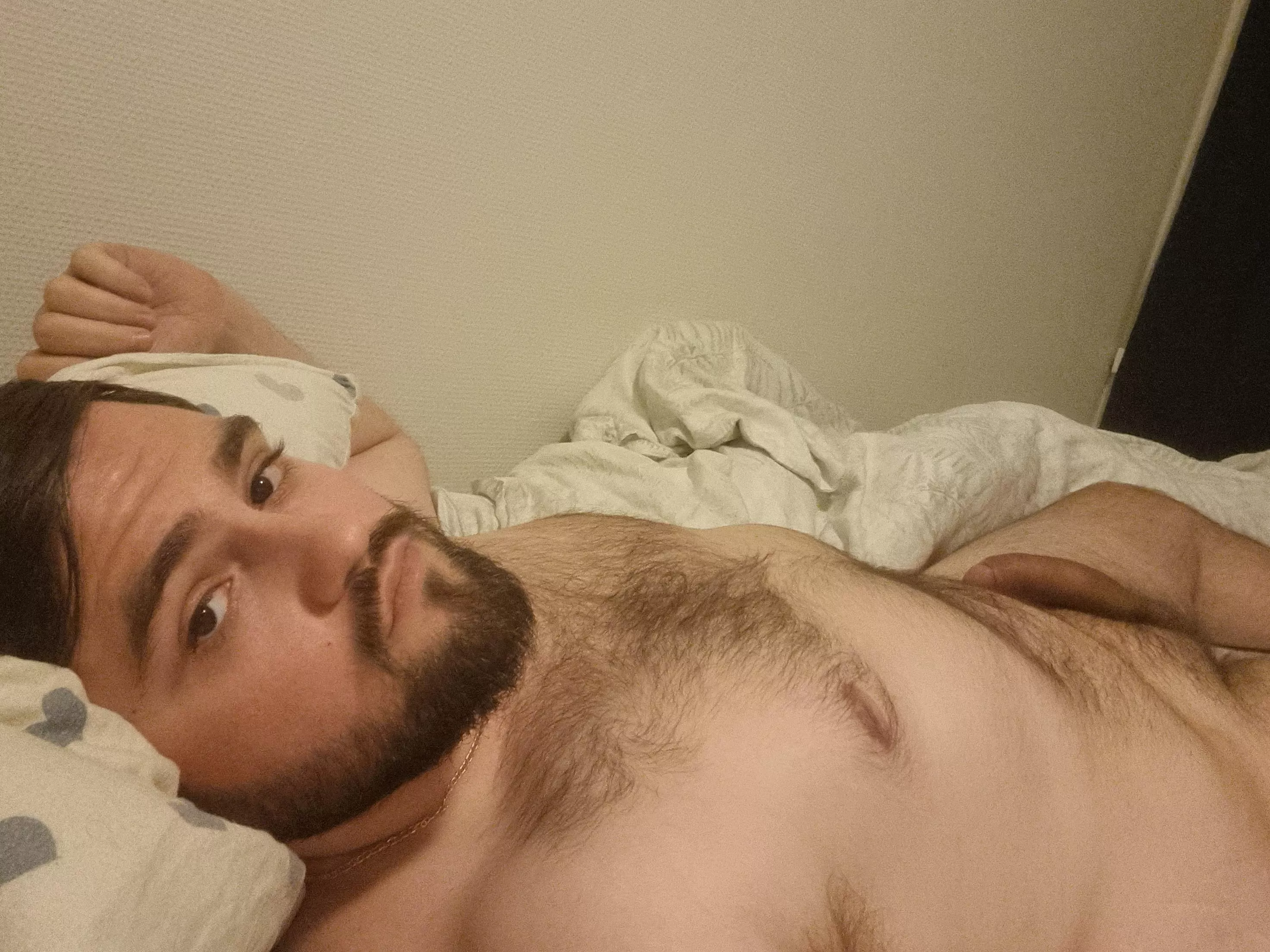 [M] 26, 102 kg, 191cm - soo yeaaah this is me in a very not flattering pose. Trying to gain some comfidence by being honest and not angeling or editing my photos.