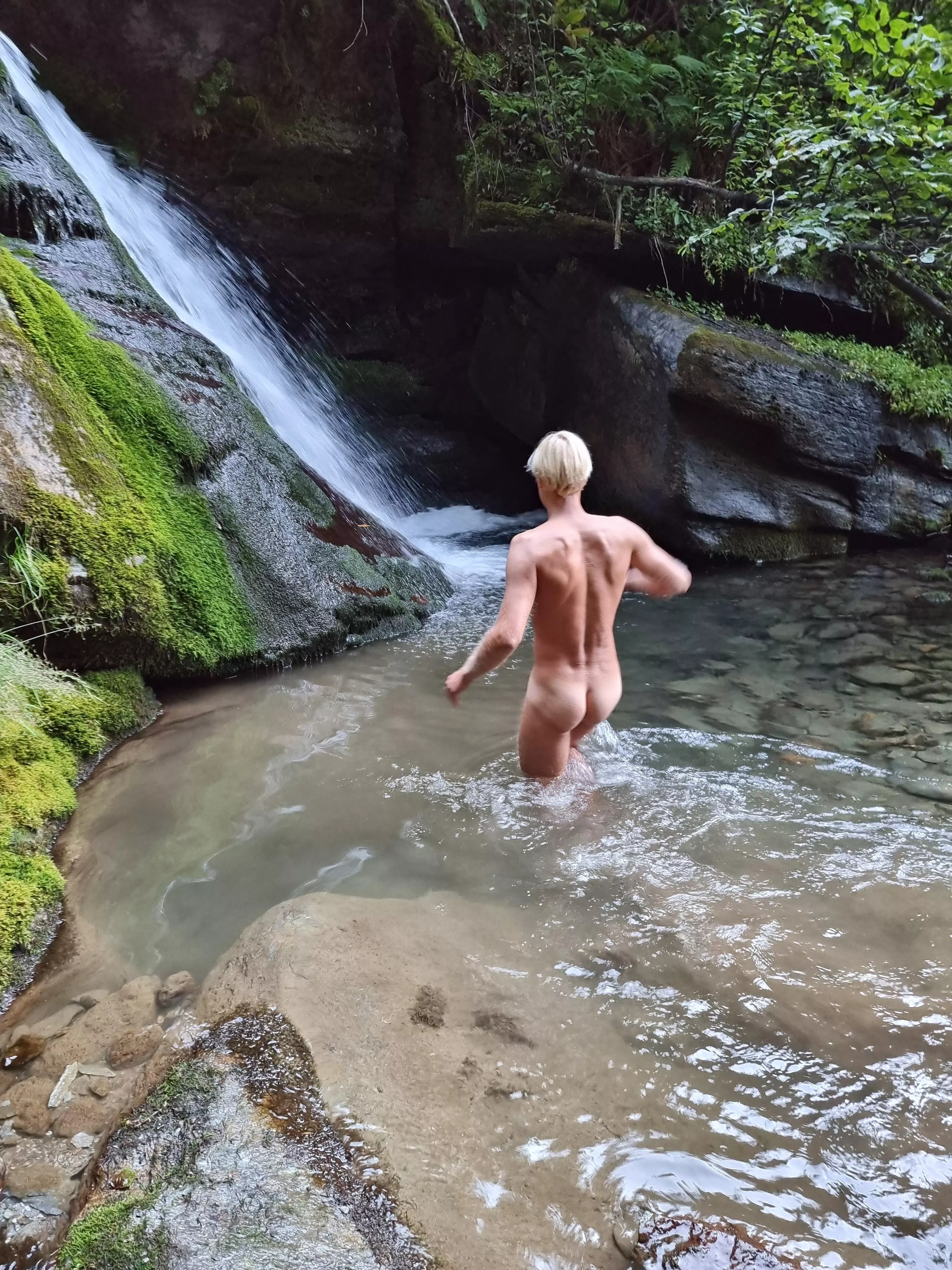 [M] A outside temperature of 6° sure makes this Italian glacier water refreshing!