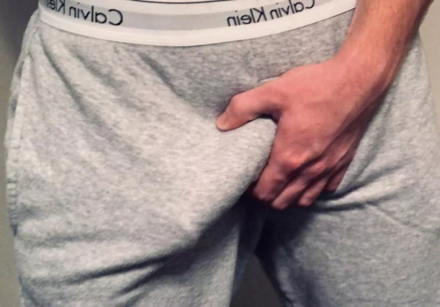 (M20) Weather says wear grey sweats to class but my bulge says no