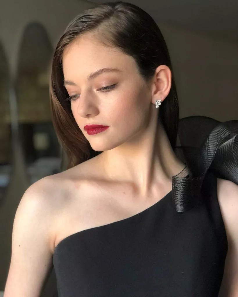 Mackenzie Foy is making me hard today