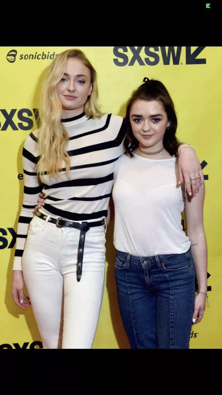 Maisie Williams’ bra lines