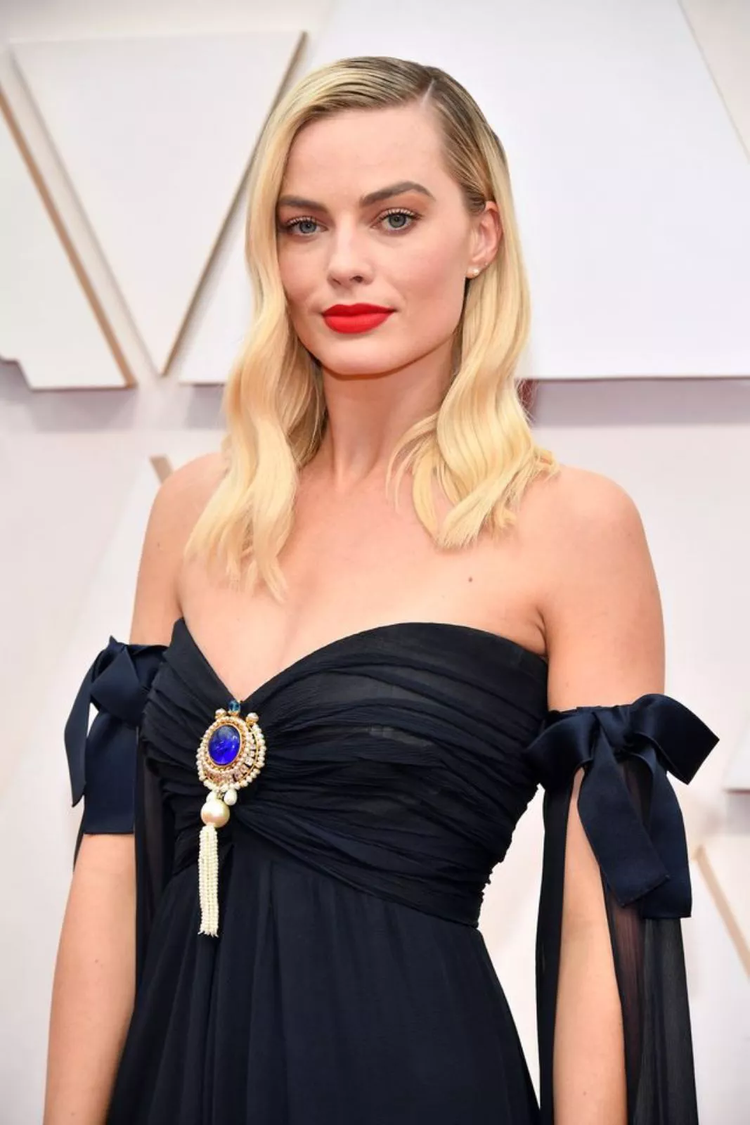 Margot robbie looks into my soul and knows im a sissy :3 let's chat and share hehe