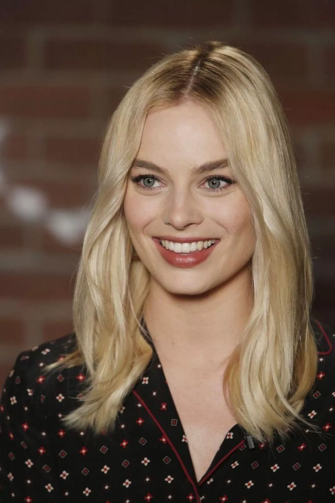 Margot Robbie makes me so hard right now. Someone can help me cum for her?