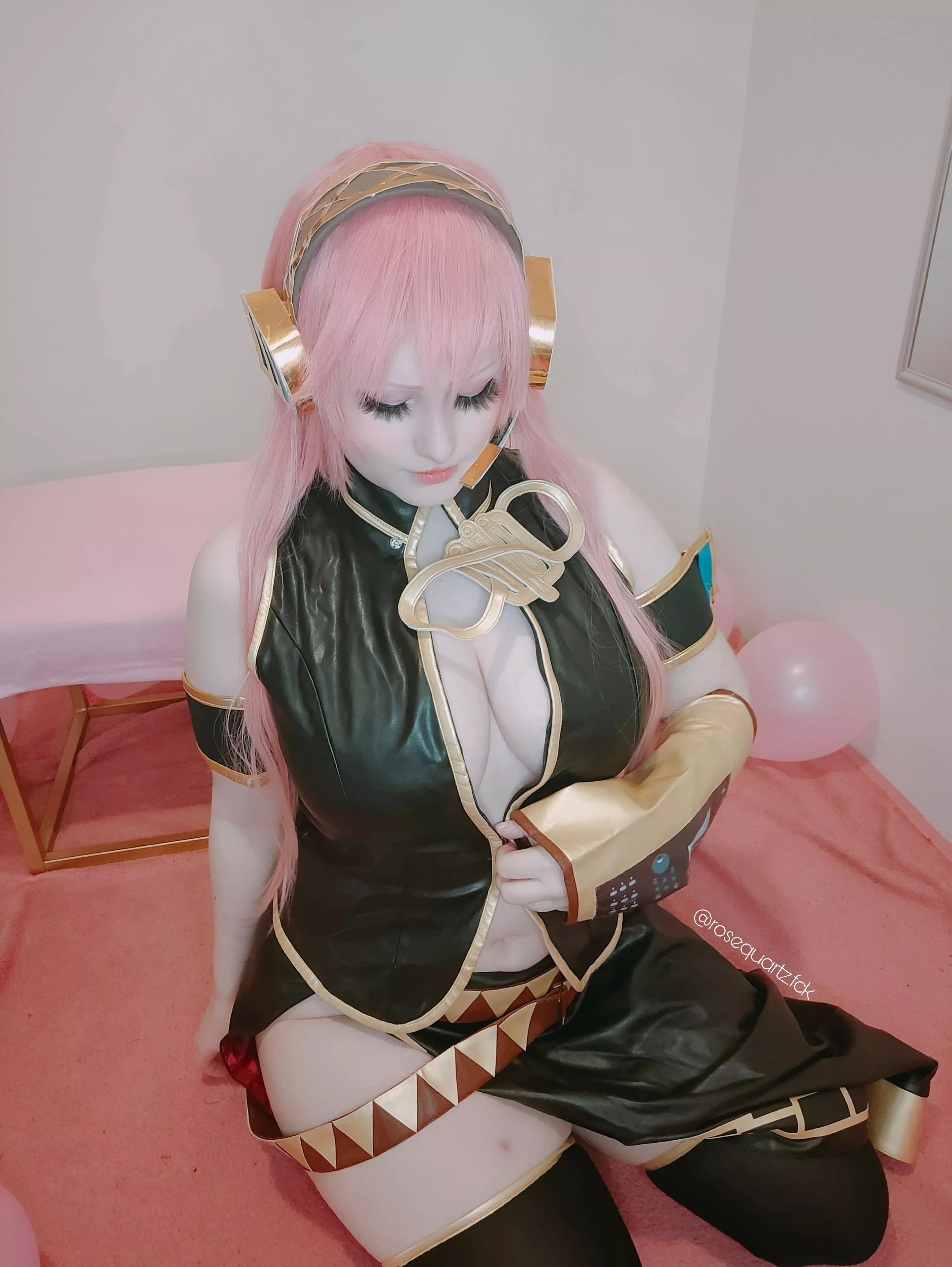 Megurine Luka cosplay by rosequartzfck