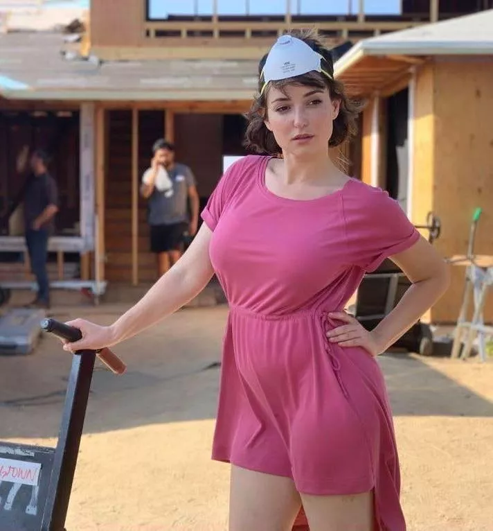 Milana Vayntrub looks thick