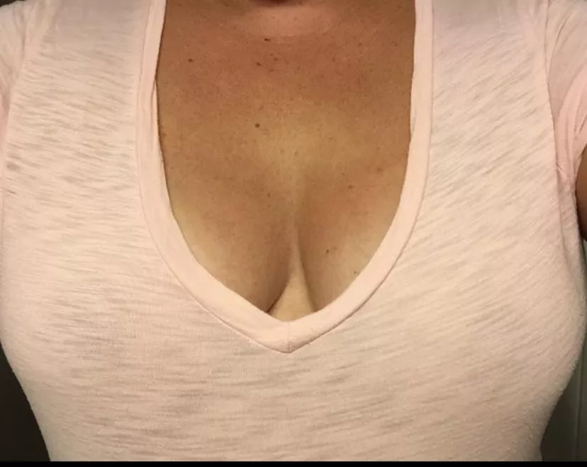 Mild photo, wild cleavage. No bra. 🤤