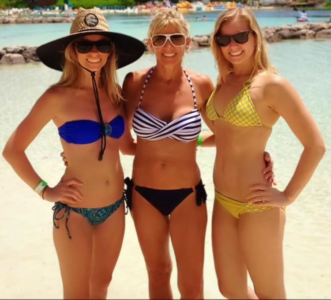 Mom and both her daughters looking amazing in bikinis!