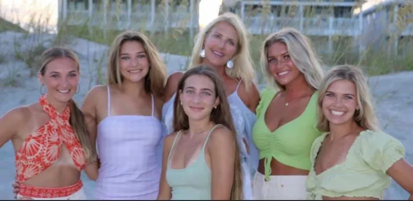 Mom (back middle) and all her daughters. Who’s your fav? Comment and upvote!!