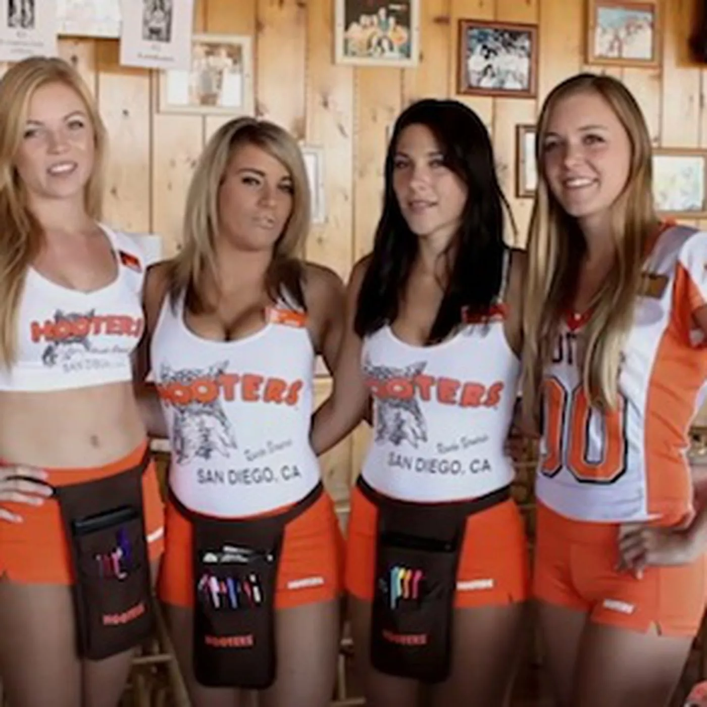 More Hooters girls