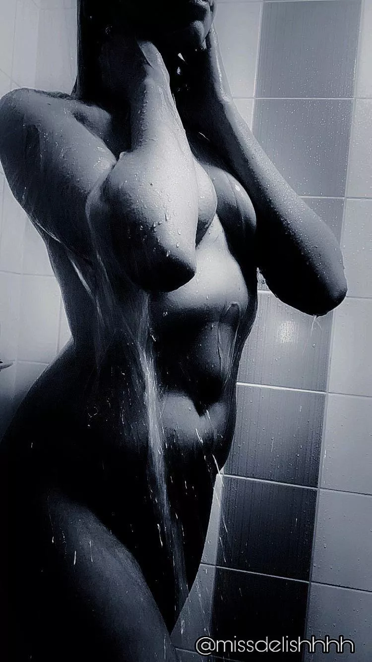 Mummy enjoys getting wet 🚿