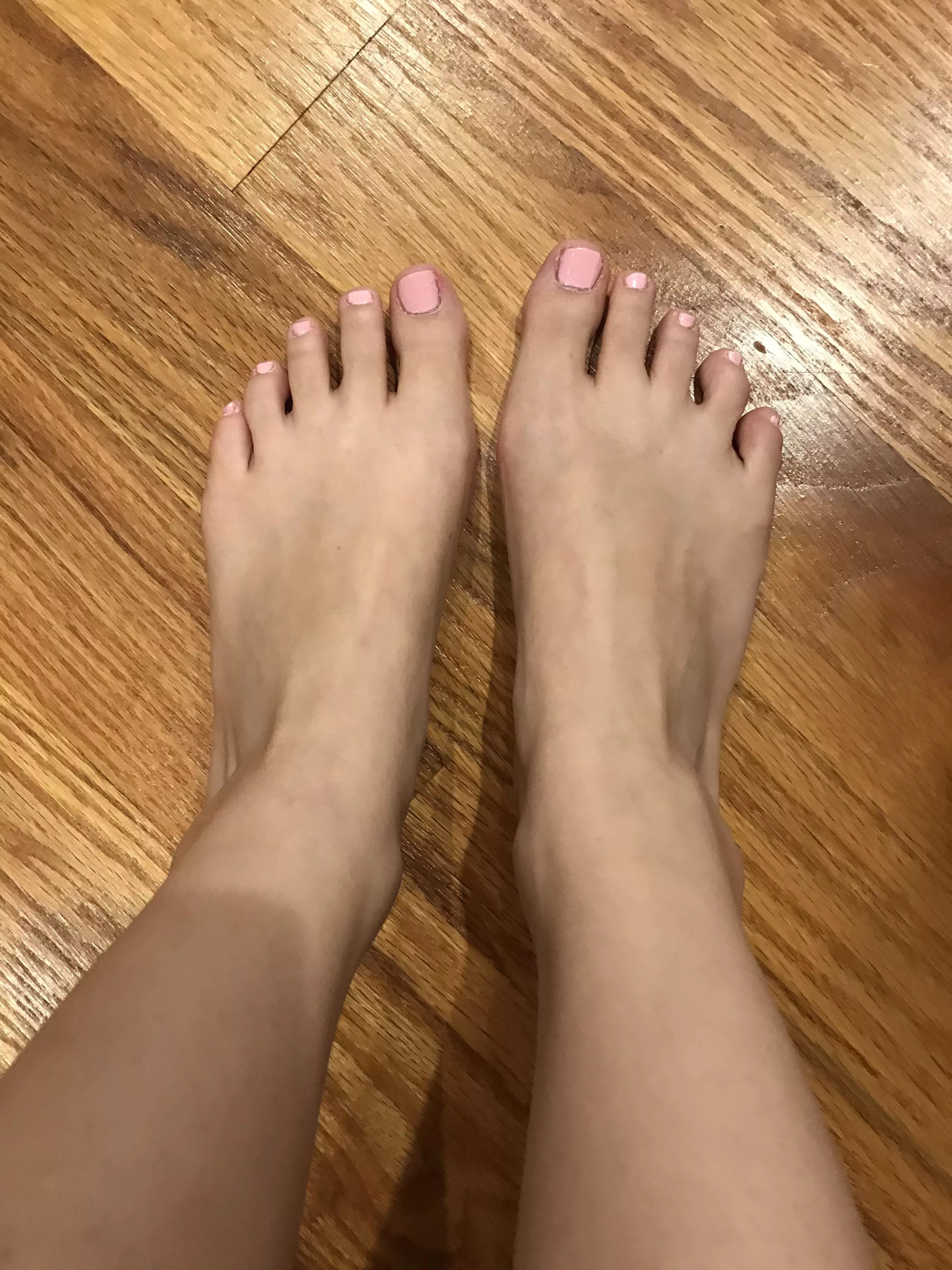 My first feet pic here!! 💕💕 I wanna make more feet content nice to meet you 😚