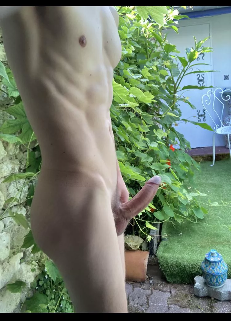 My gay neighbor (also a nudist ) will come over now to help me planting seeds in the garden 🪴… Problem: he is so hot and I am always hard 🥵…