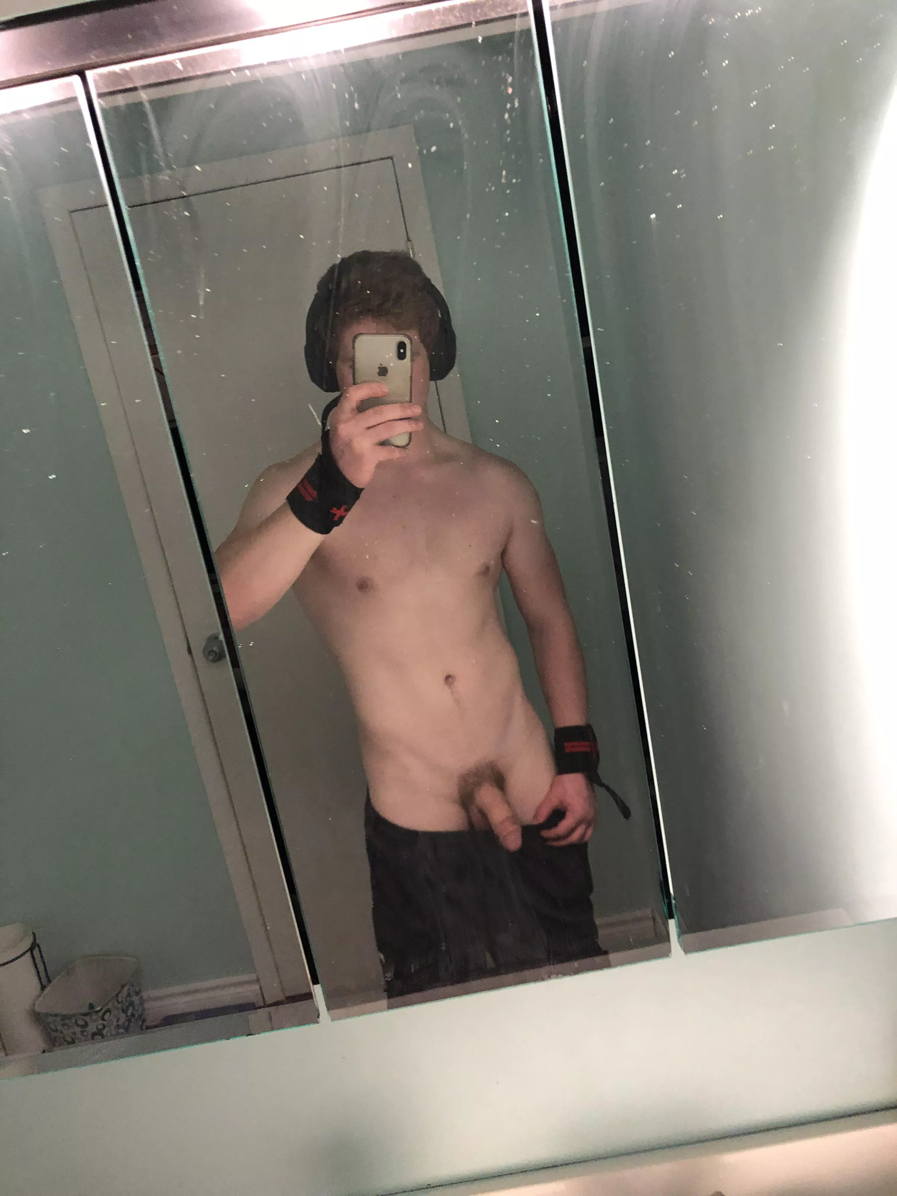 My girlfriend doesnâ€™t know about my Reddit adventures. Anyone wanna chat? Training push today (m)20ðŸ˜˜