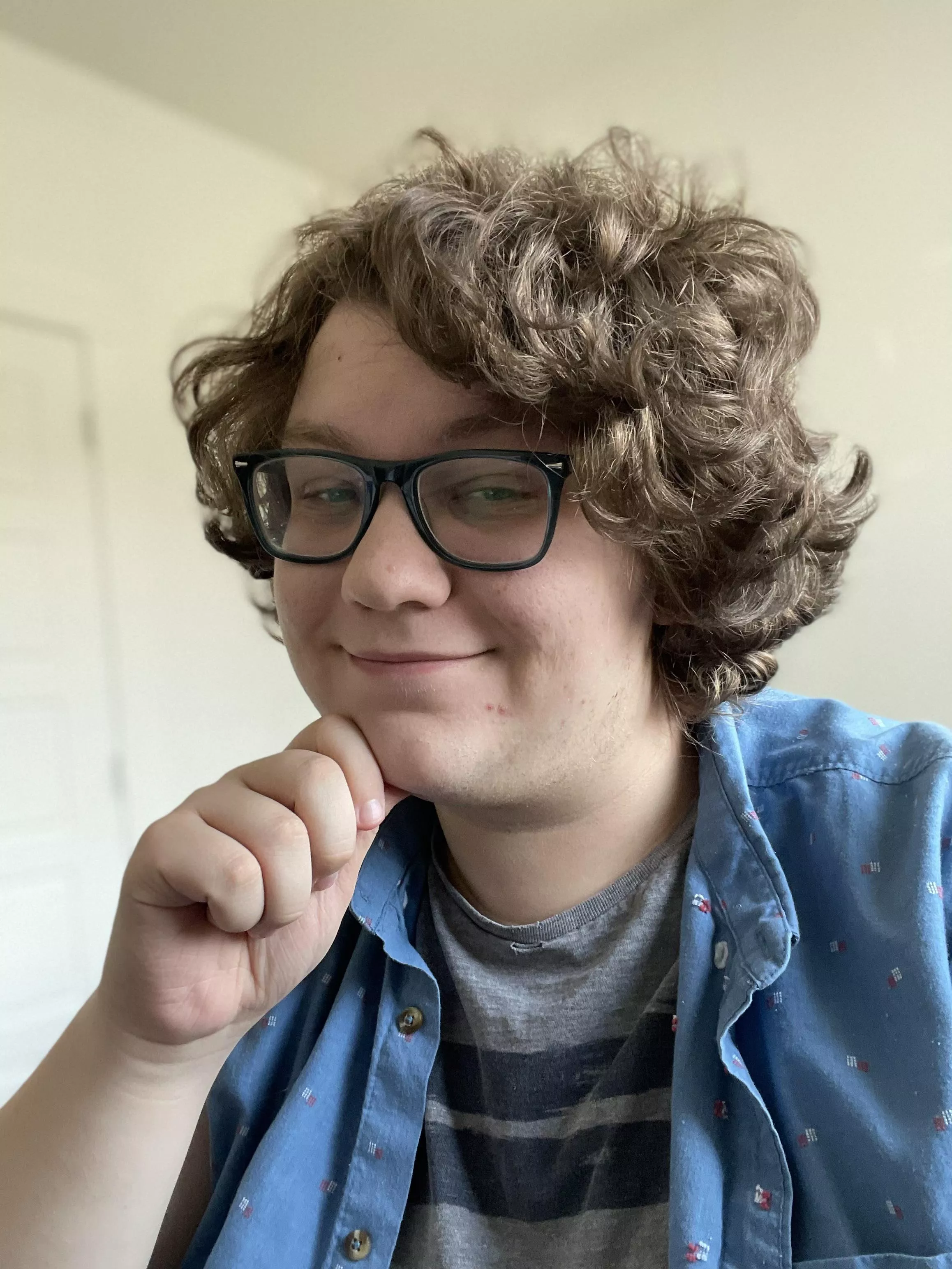 My hair is getting quite long, should I cut it or keep growing it out? I play games on PC and switch, DMs open for new gaming buddies! (21)