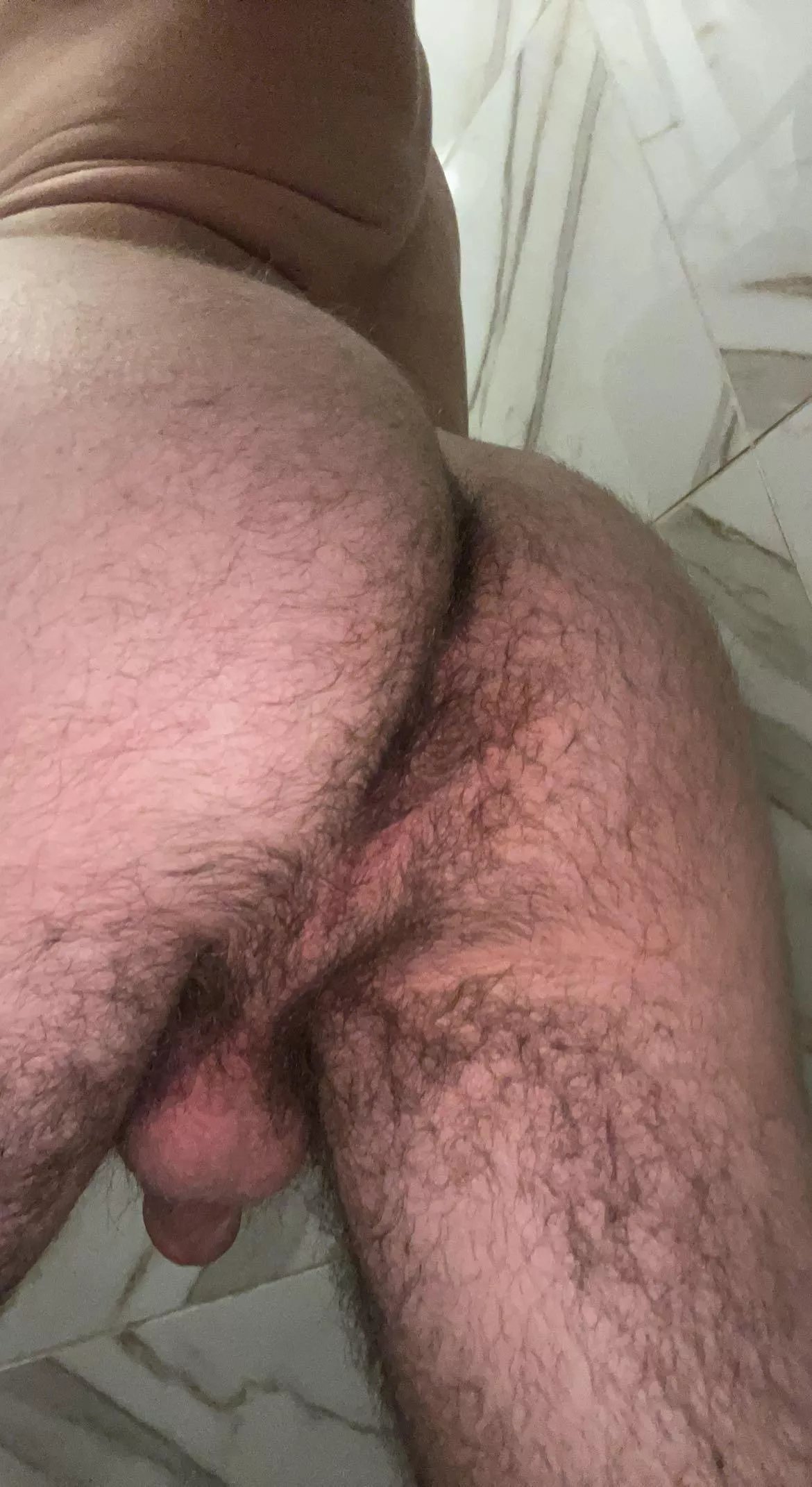 my hairy ass in the shower 👅💦