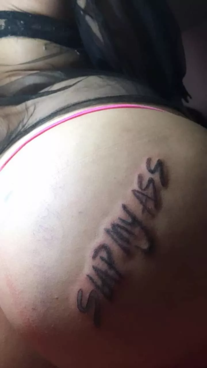 My mummy got a new tatto..(i recieved the picture from her husband)👌 🍑