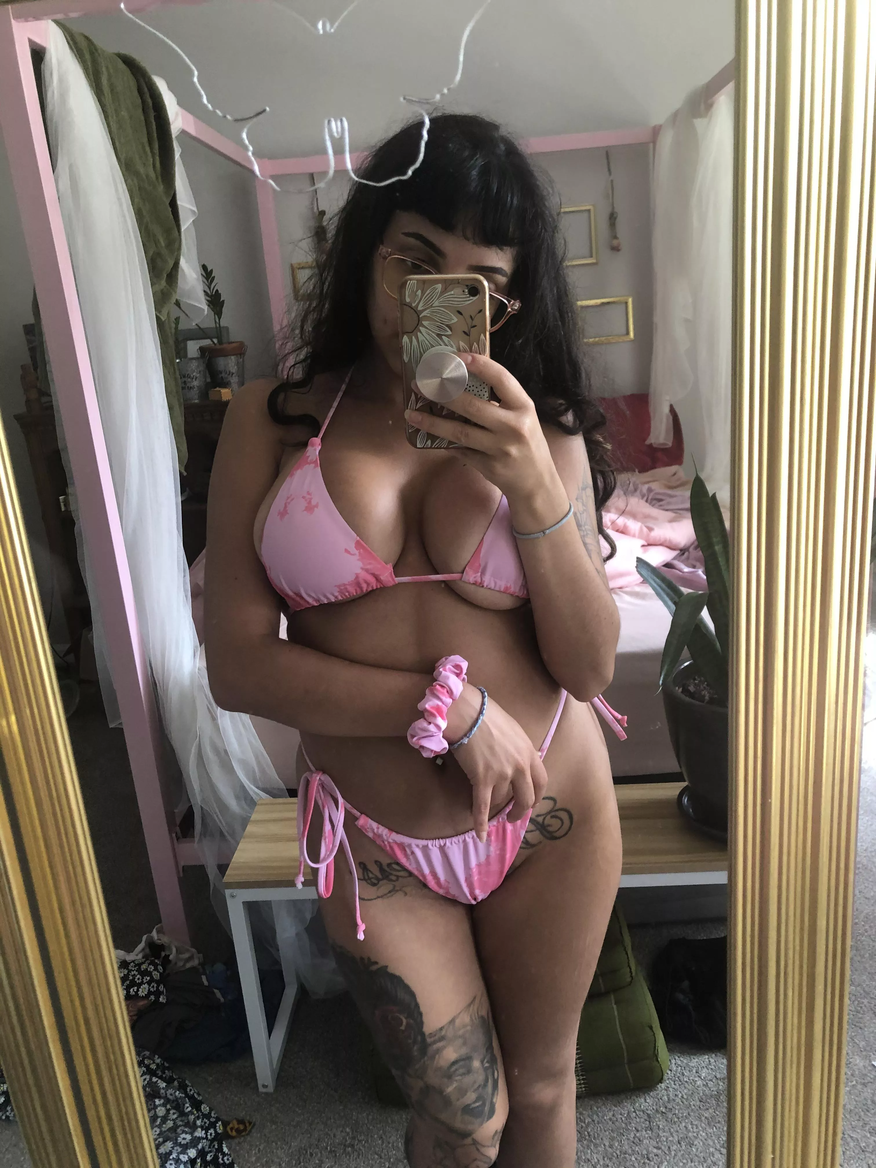 my scrunchie matches my bikiniðŸ’–