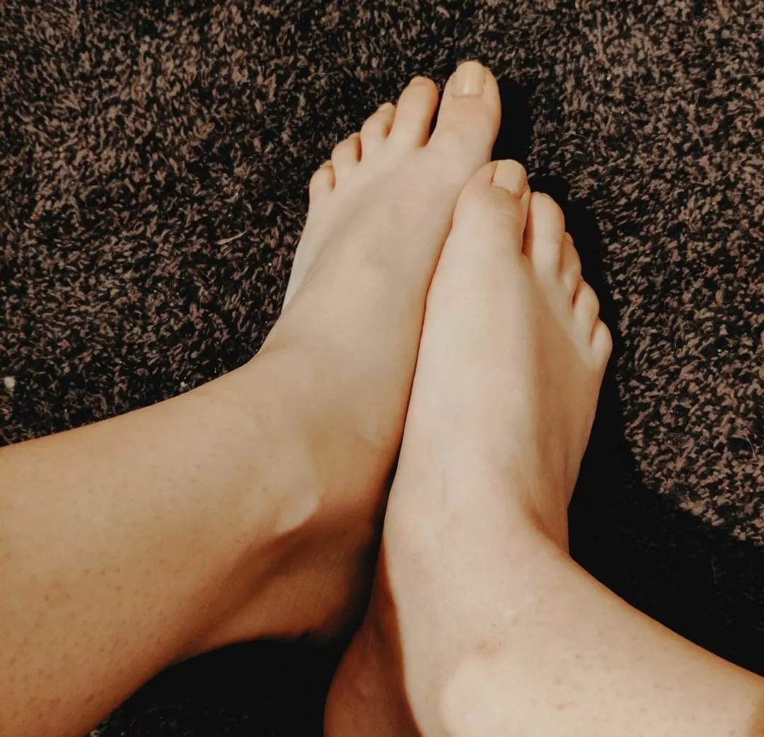 My soles against soft and warm carpet 👣 Could you think something else warm against them? 😉