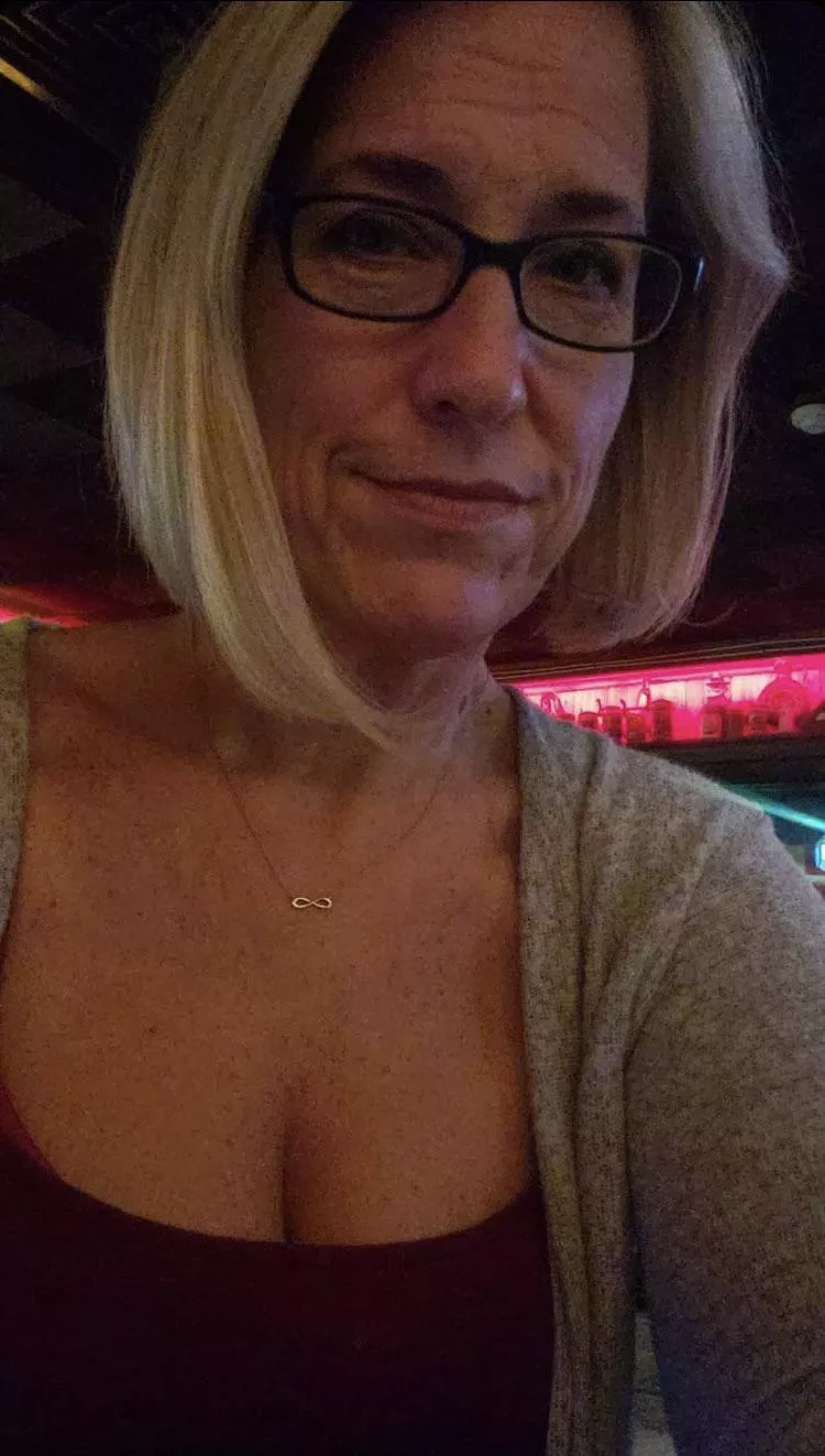 My teacher sending me selfies of her in a bar, such a hottie