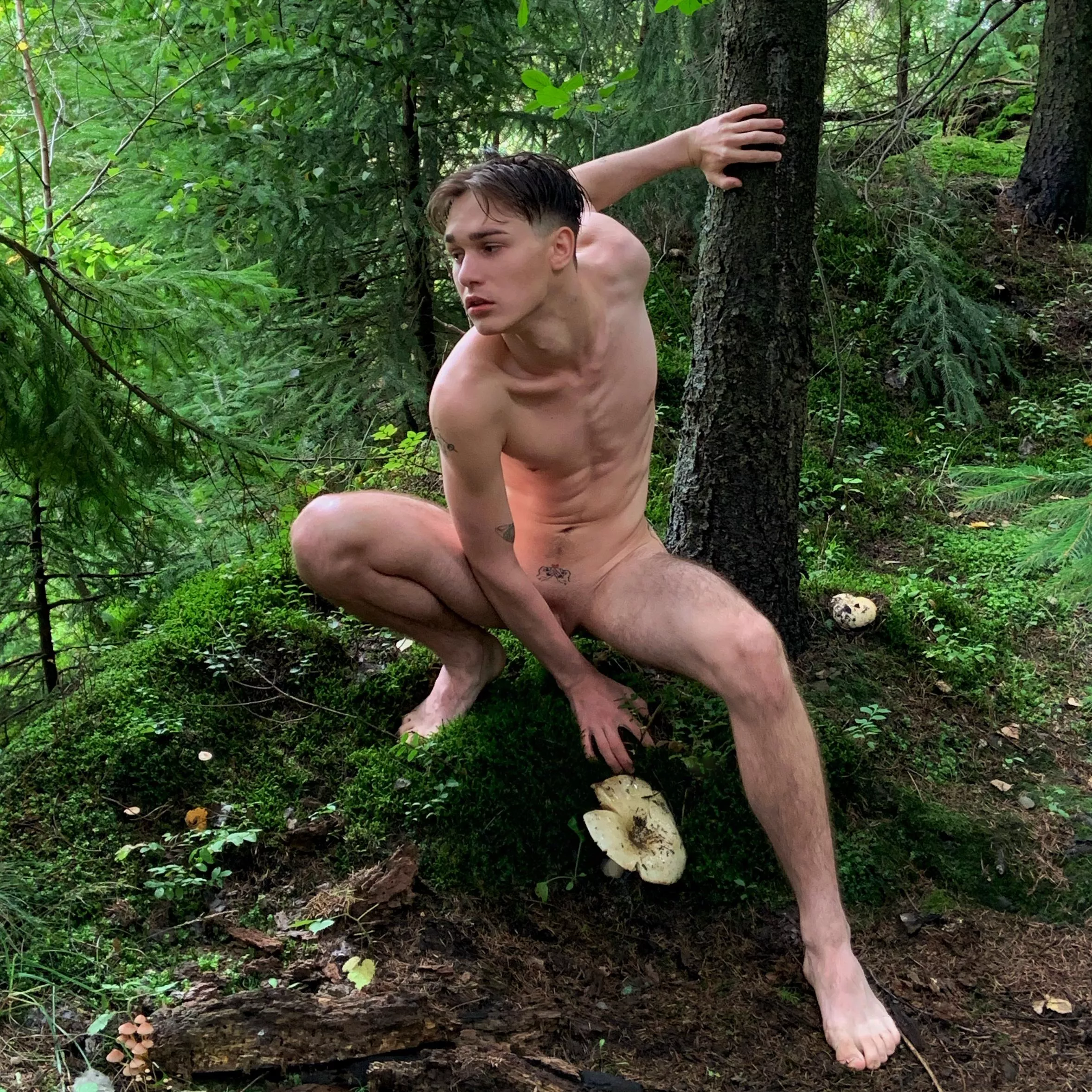 Naked in the forest 😍