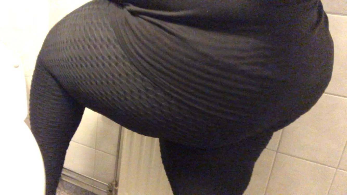 New leggings does it make my ass look sexy? ðŸ˜˜