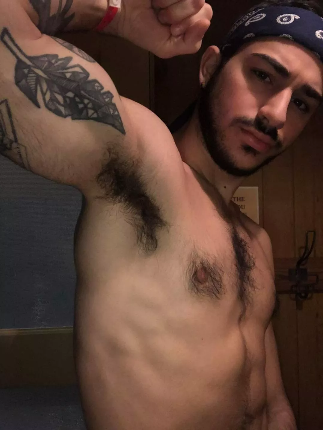 Nice hairy pits!!! 👅