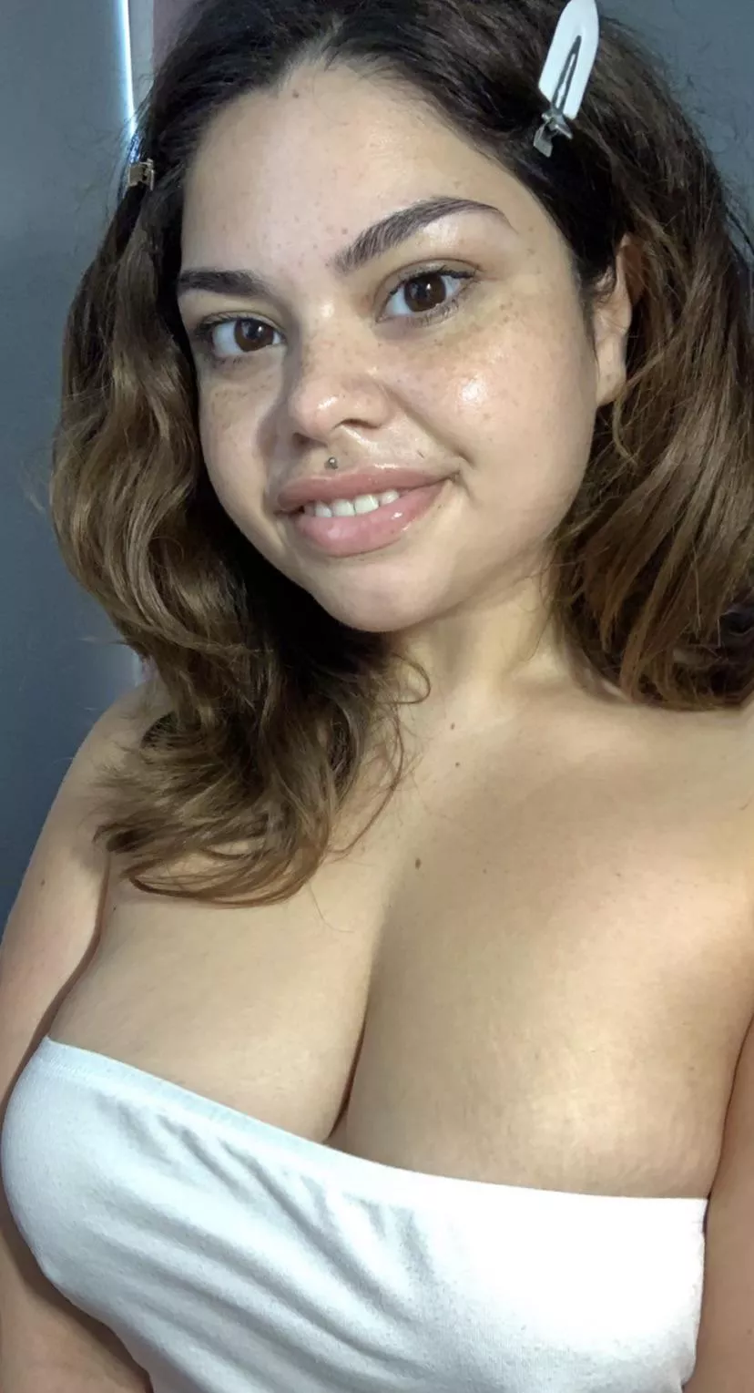 No makeup âœ… no bra âœ…