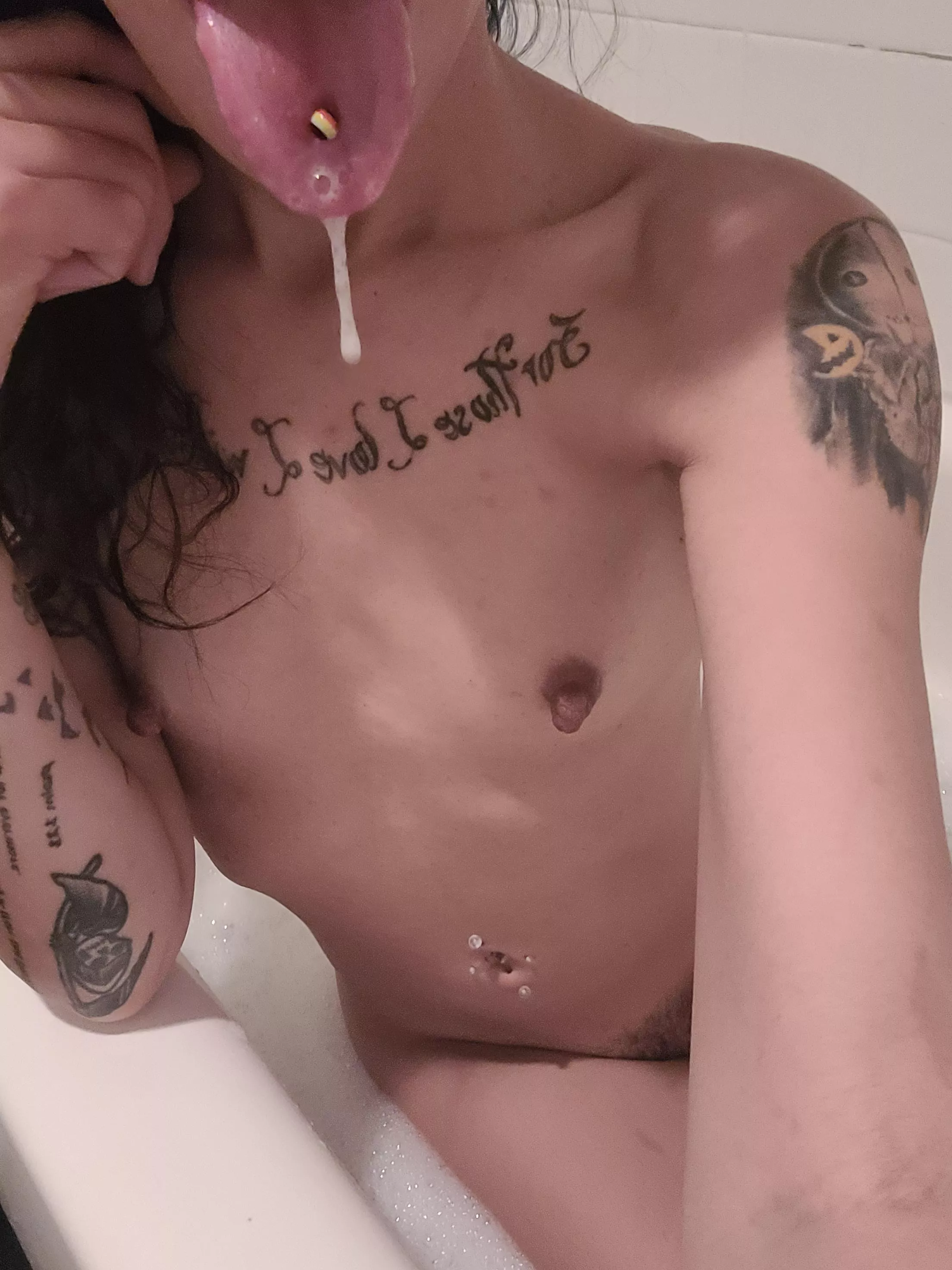 (NSFW) bath time bubbles and beer! Come check me out ;) link in bio. I'll do my best you fulfill your desires 🥵