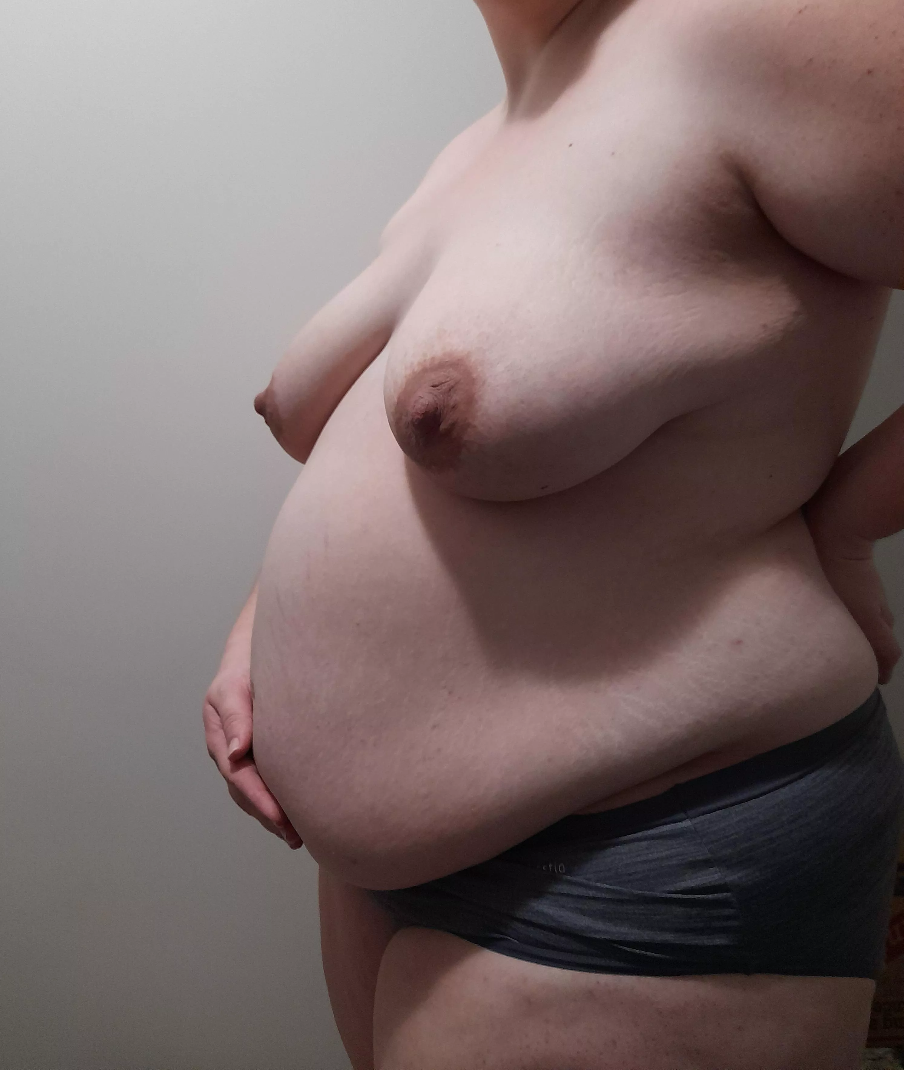 (Oc) I've been pretty quiet lately and here's the reason why - I'm 24 weeks pregnant with unexpected baby number 3! Let me know if you want more of this pregnant body ?