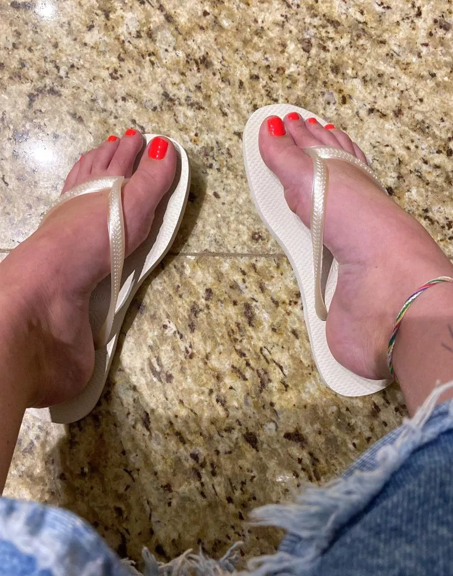 orange toes + flip flops = pure cute