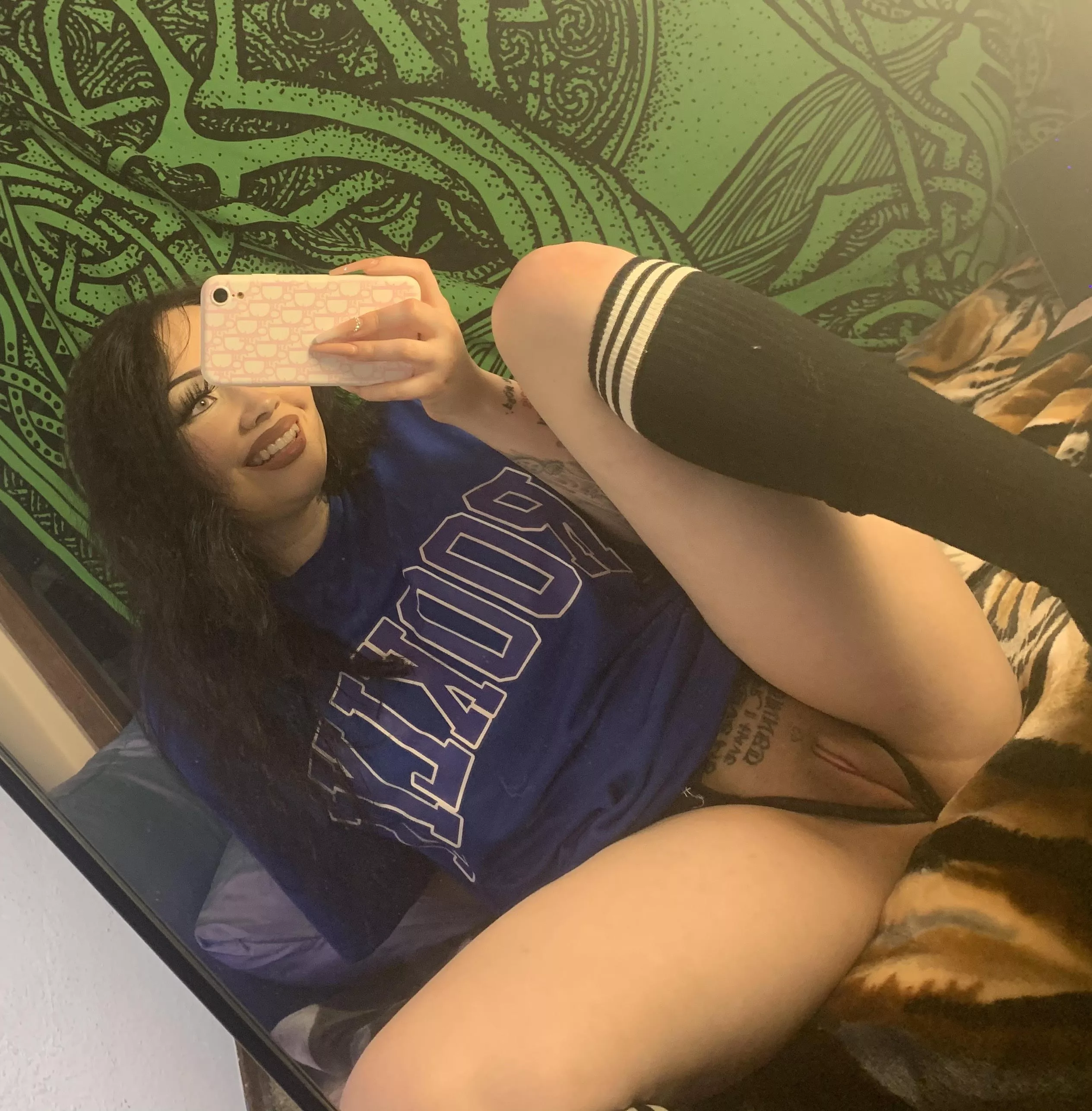 oversized tee with a pretty pussy 🤪