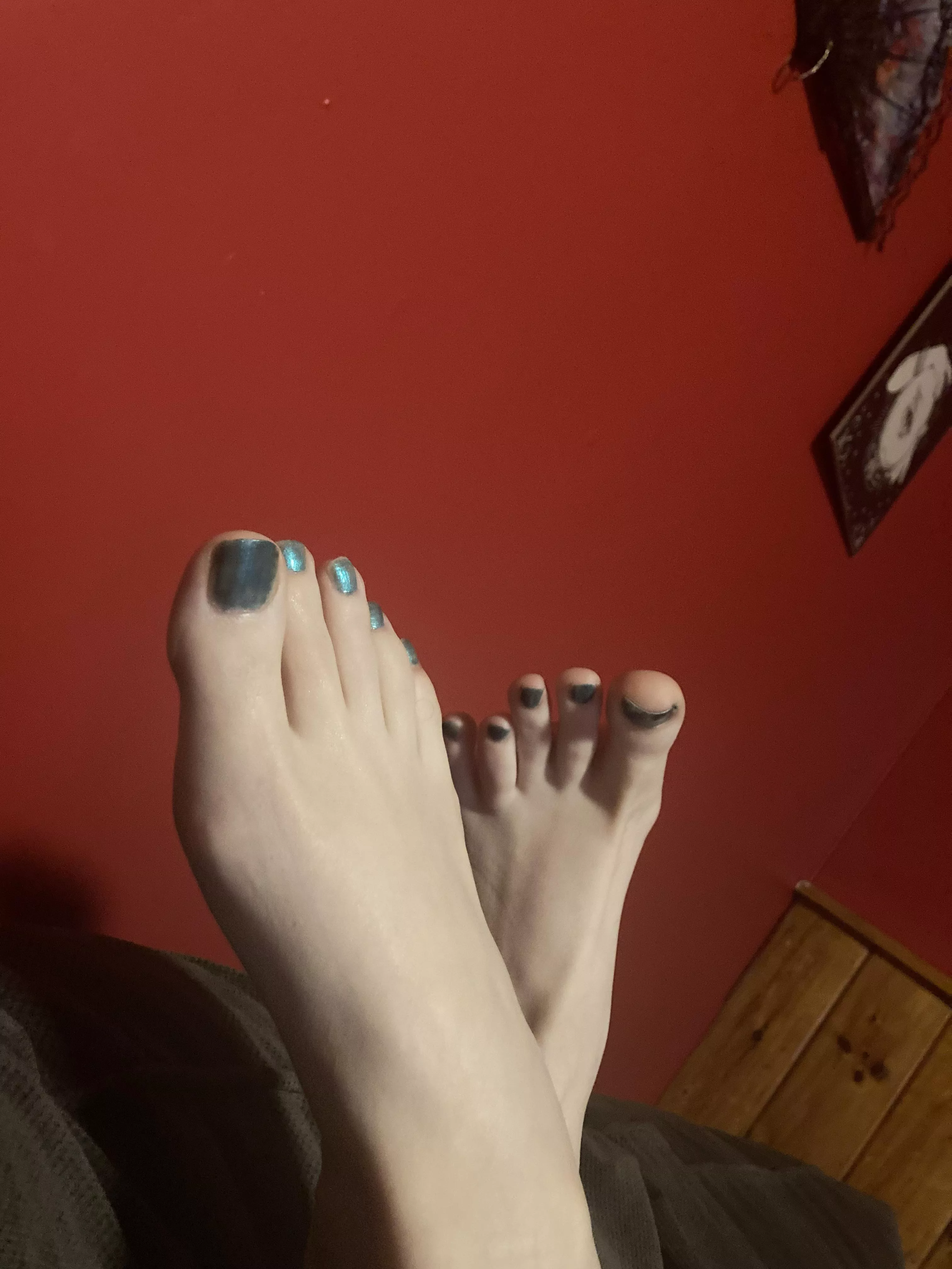 Painted my toenails tonight ✨