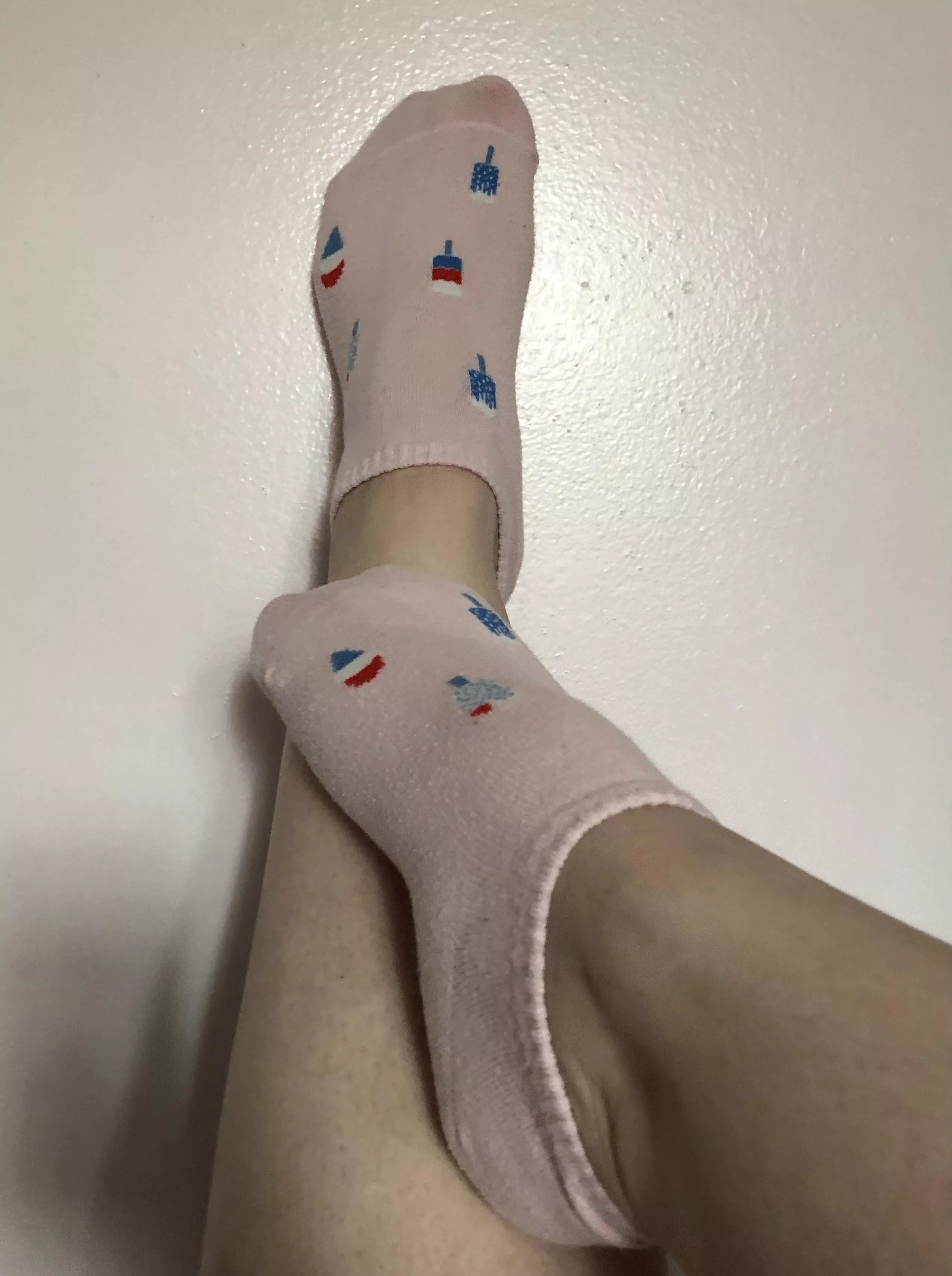 Pale legs and little popsicle socks (F)