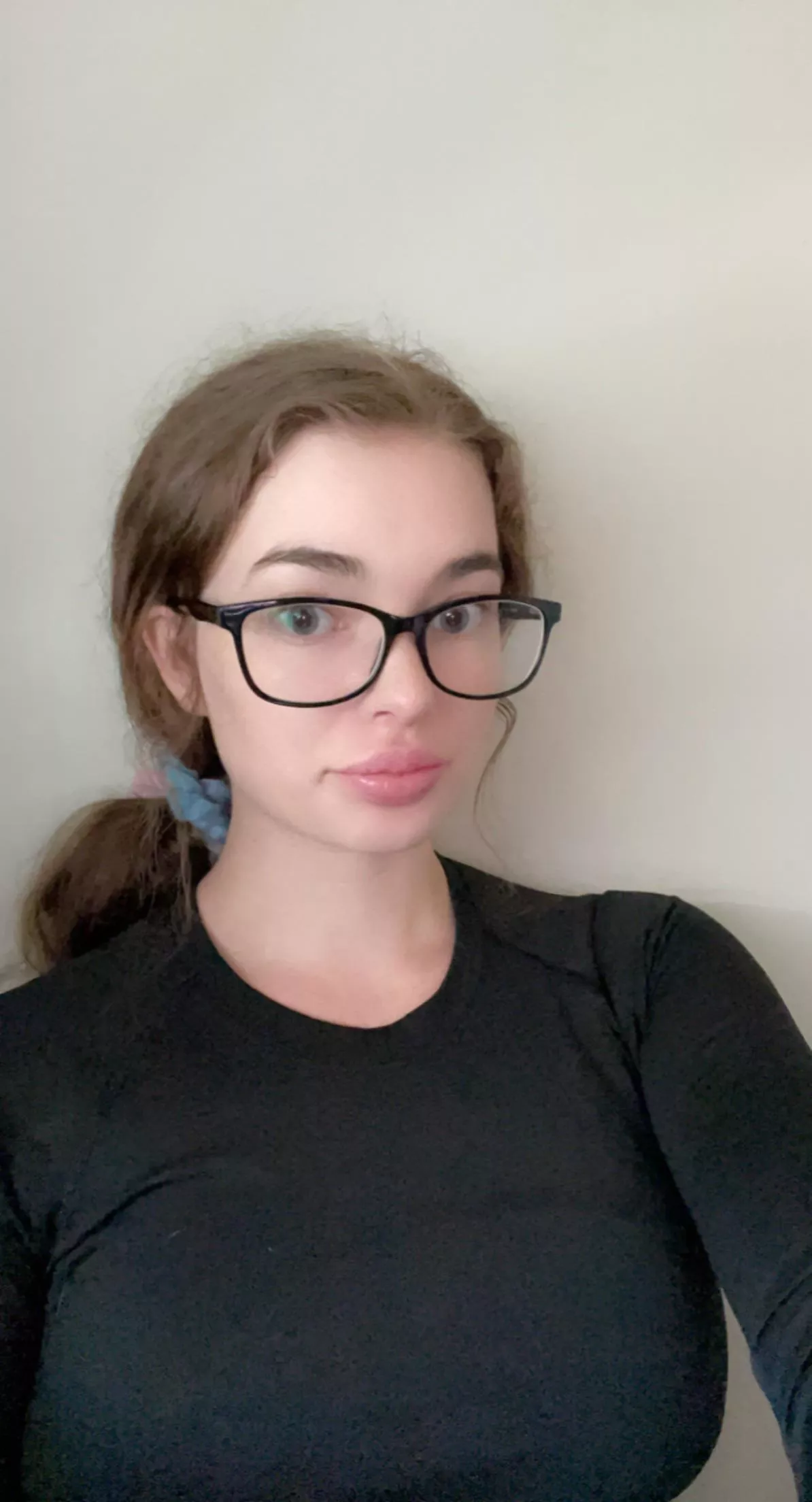 People always say I look like a porn star when I wear my glasses lol 😩