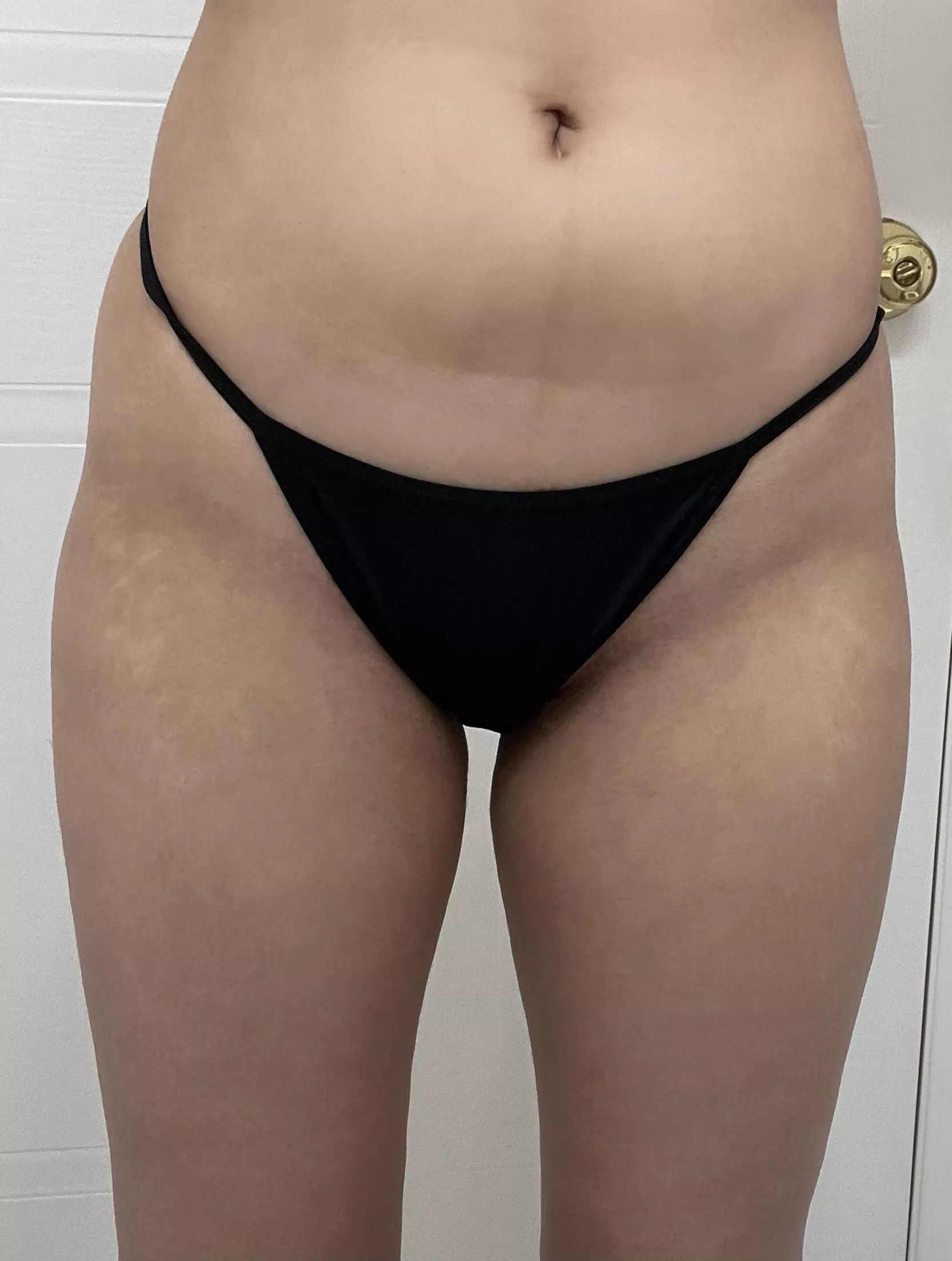 Petite F22, lost weight over the years and trying to go to the gym again. Any tips or routine workouts for building bigger legs? Any effective workouts to fill in hip dips and strengthen hip muscle? All tips are appreciated