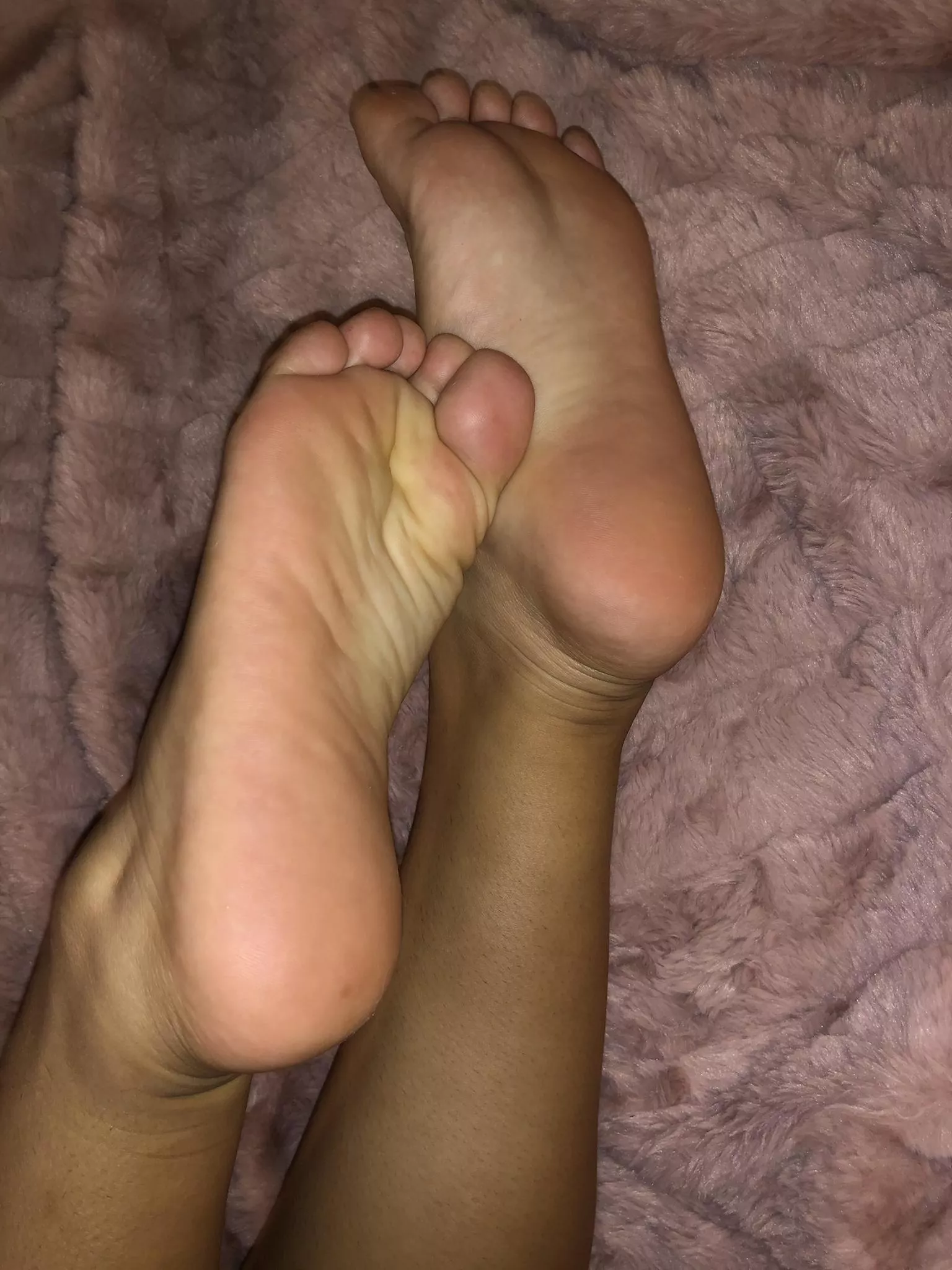 Petite Latina soles and toes 😌👅