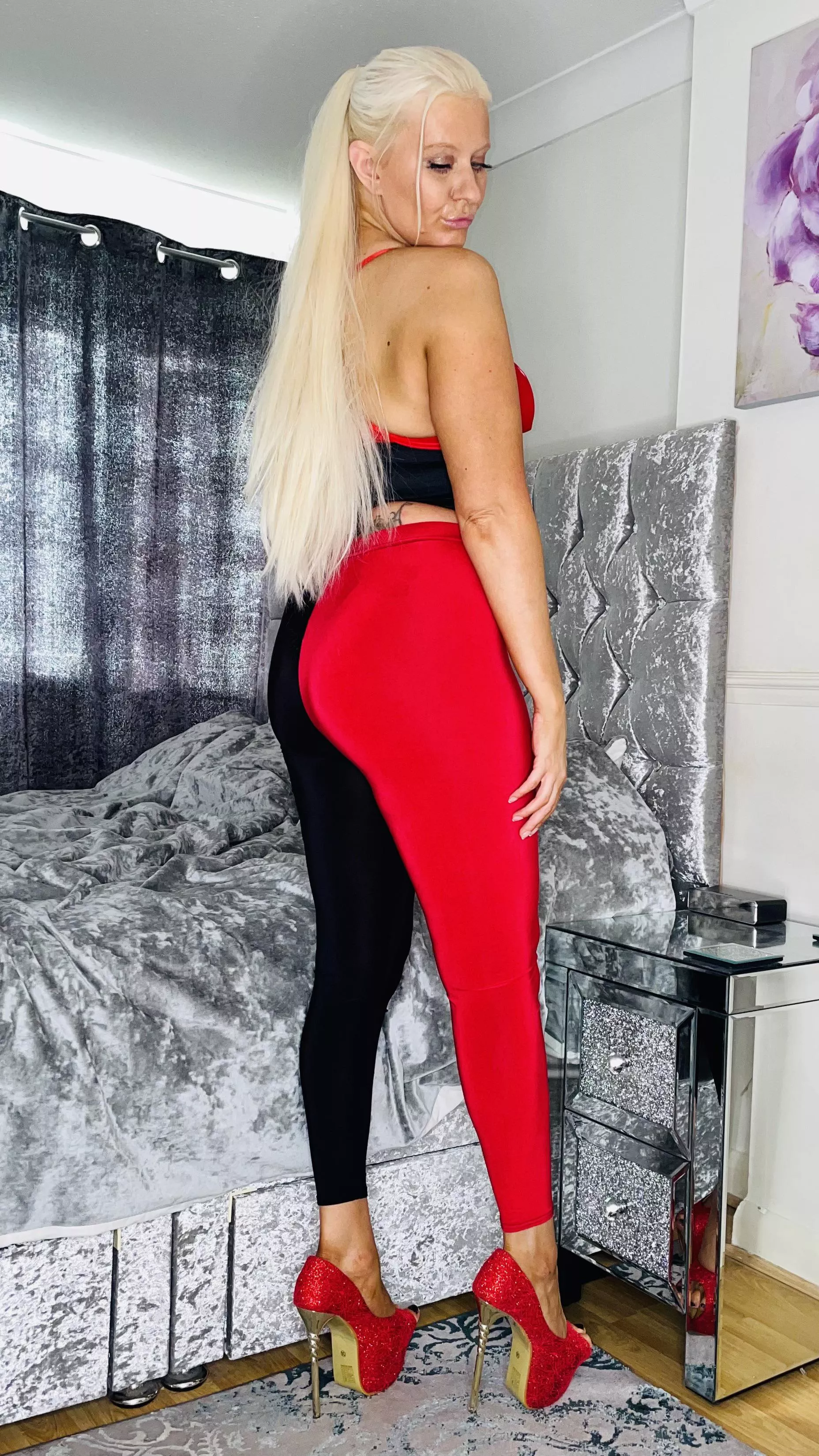 Place your bets, black or red, these sexy leggings are worth a bet