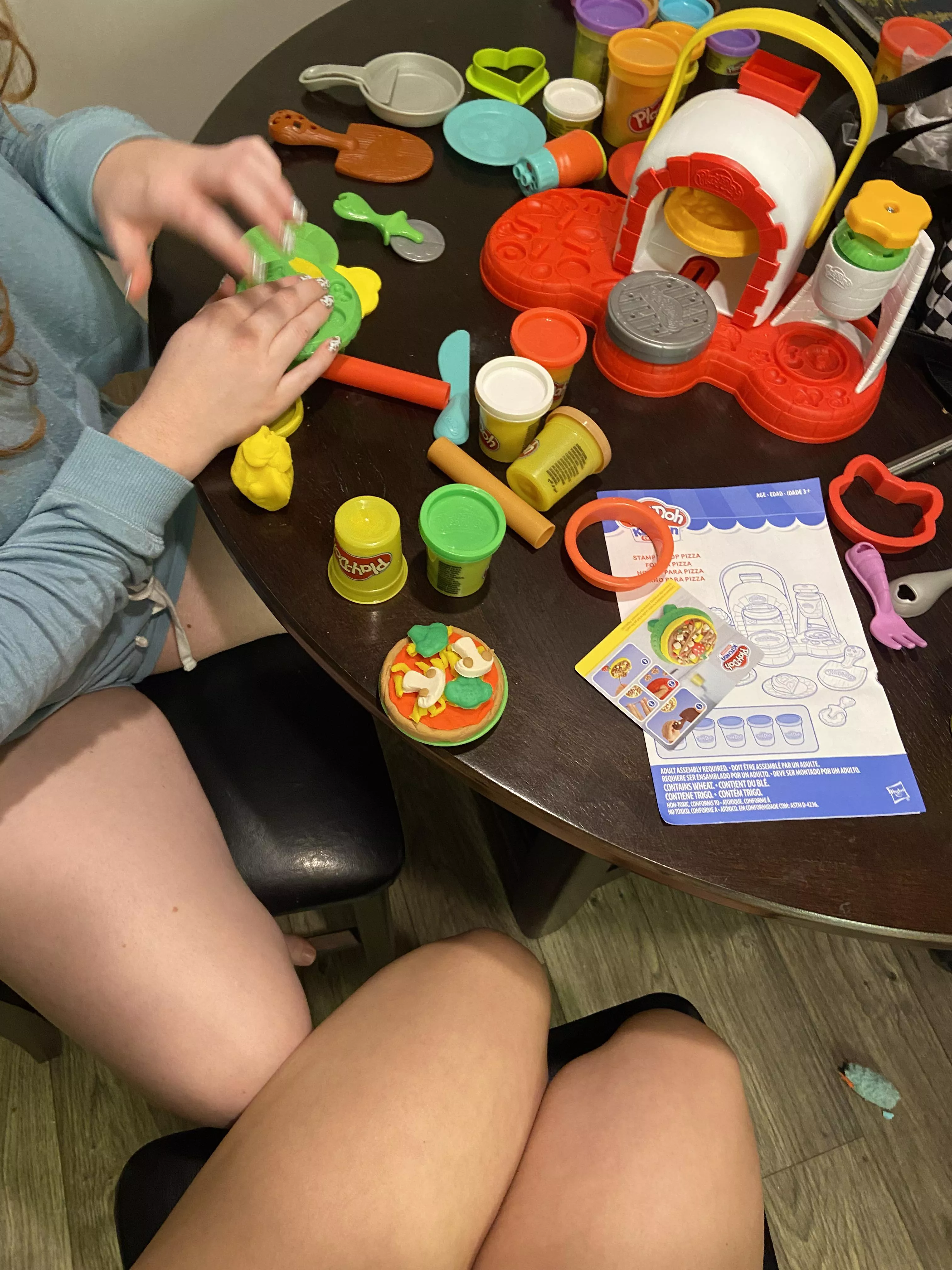 Playing with Play-doh with my girlfriend right now! 💗