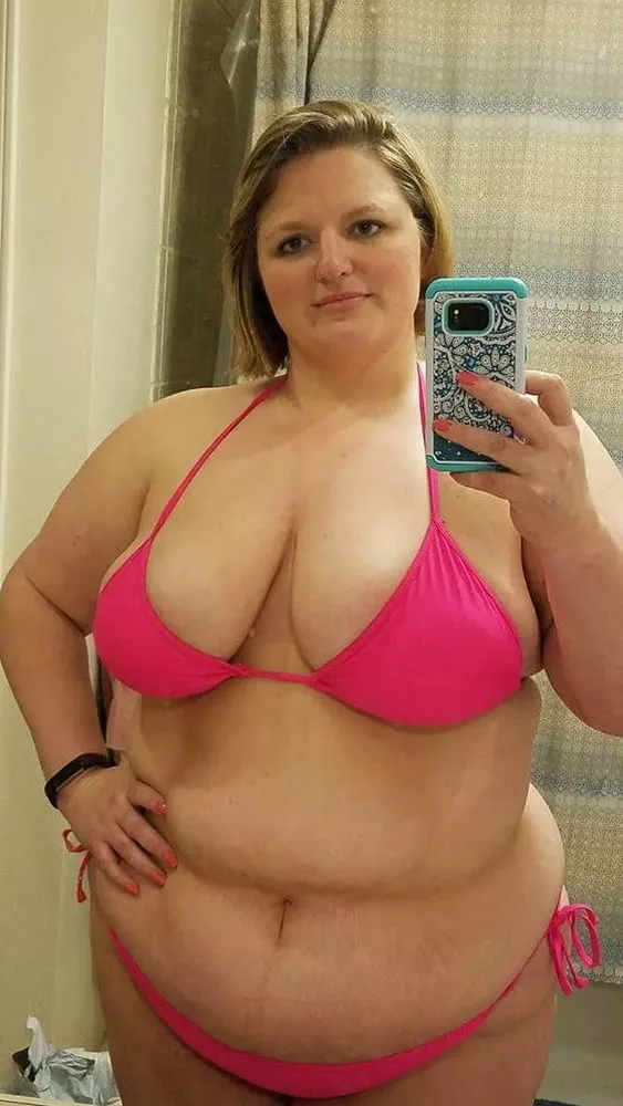 Plump MILF showing off her new pink bikini (1 more in comments)