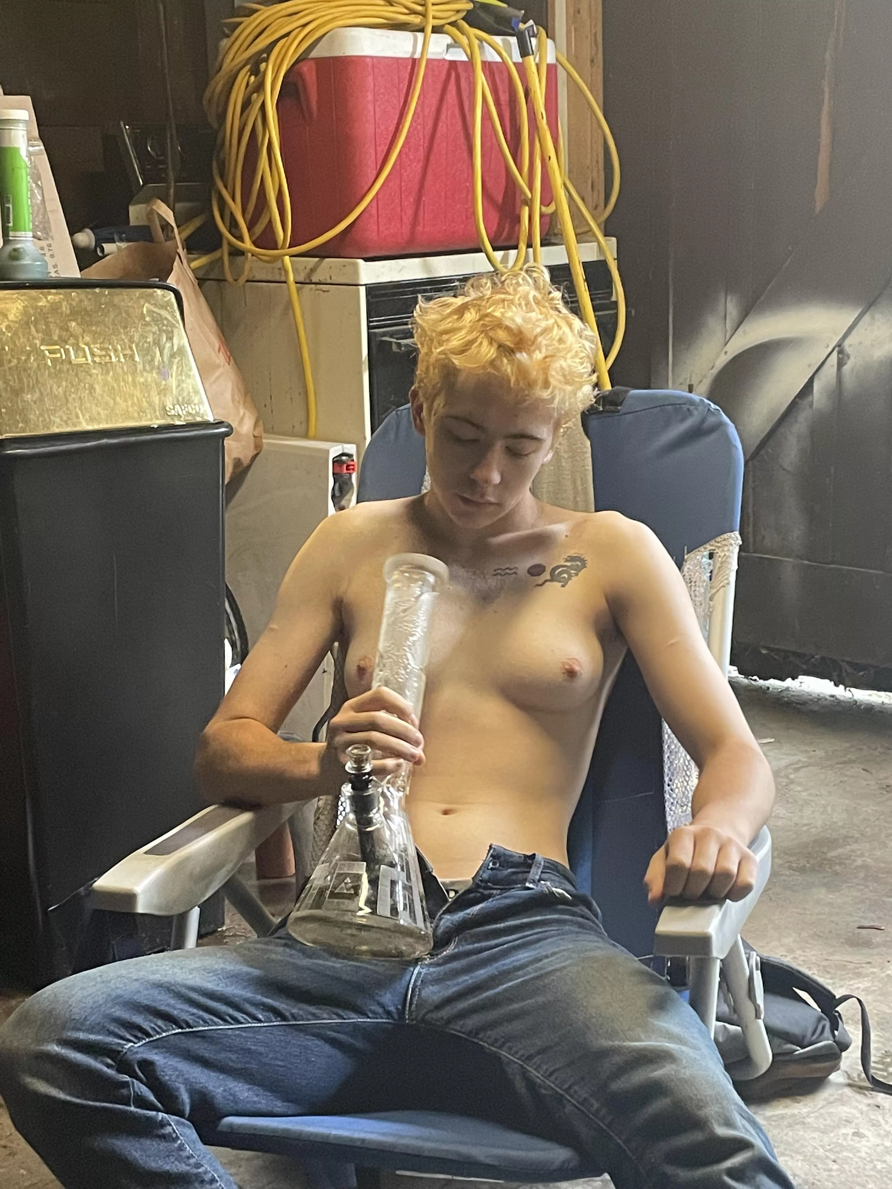 pretty bois need pretty bongs ðŸ˜®â€ðŸ’¨