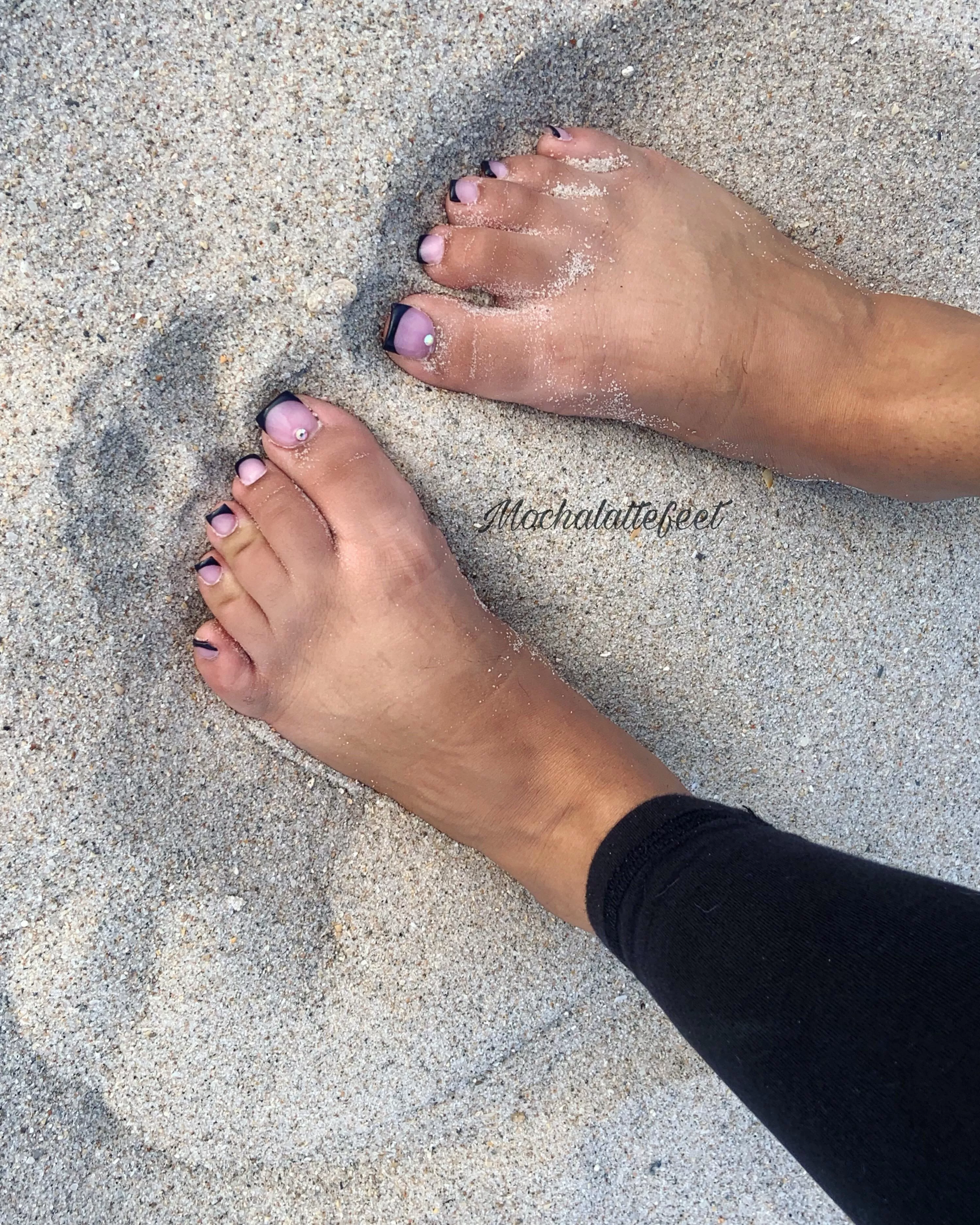 Pretty feet in the sand ðŸ§‰