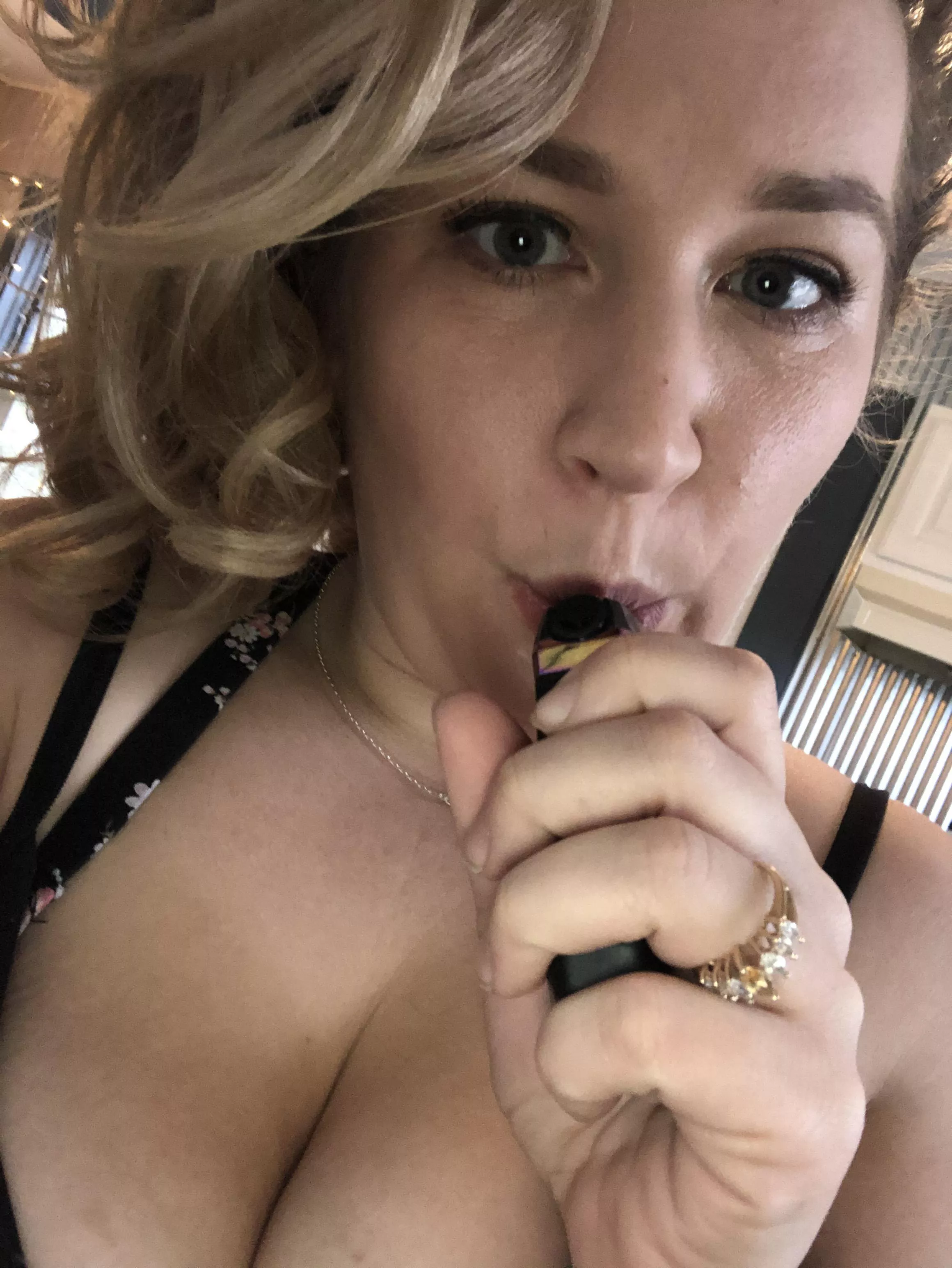 Puffing on my spare VapeðŸ˜œ [28F]