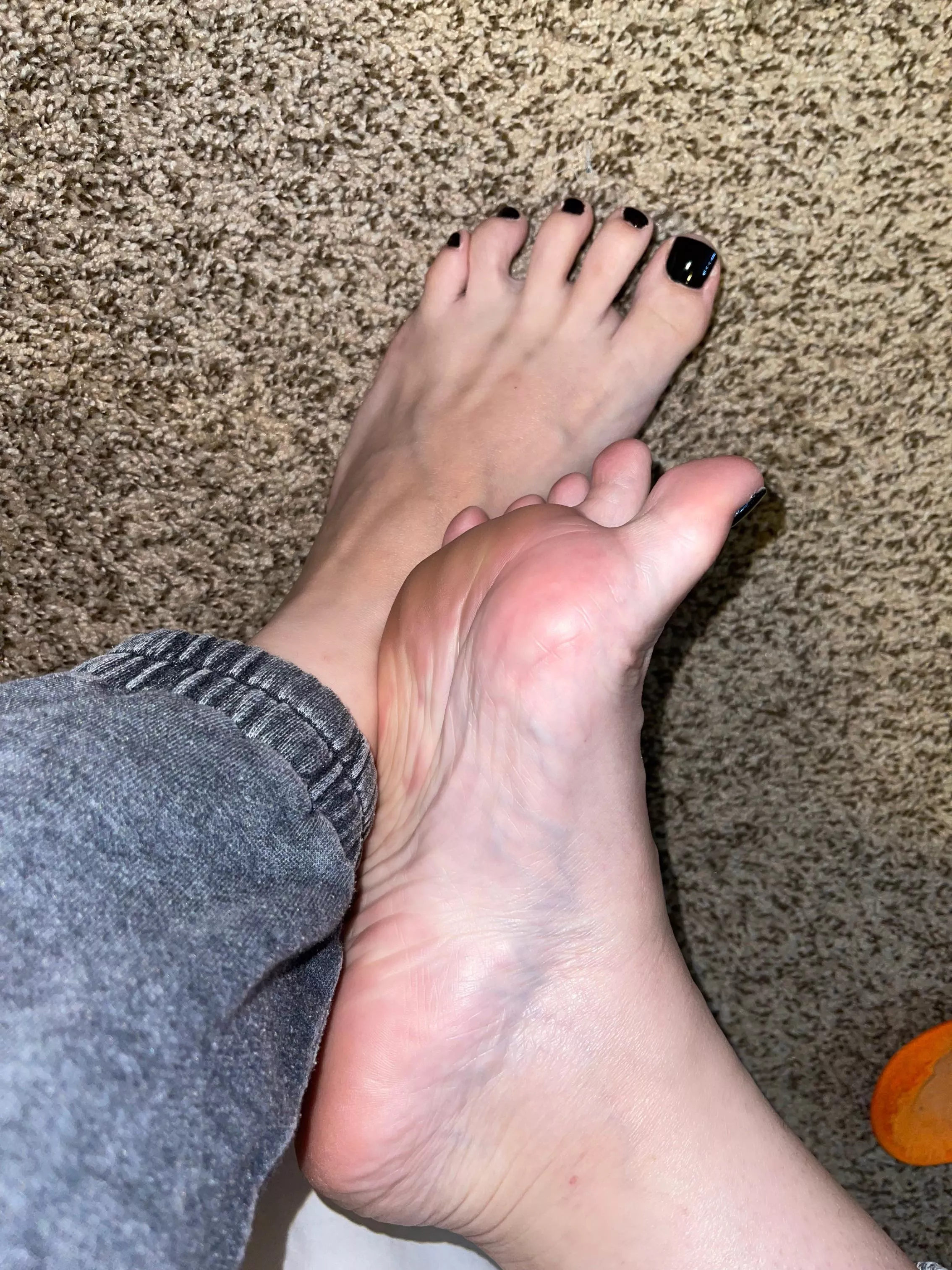 Really wish someone could lick the wrinkles on my soles right now 🤤