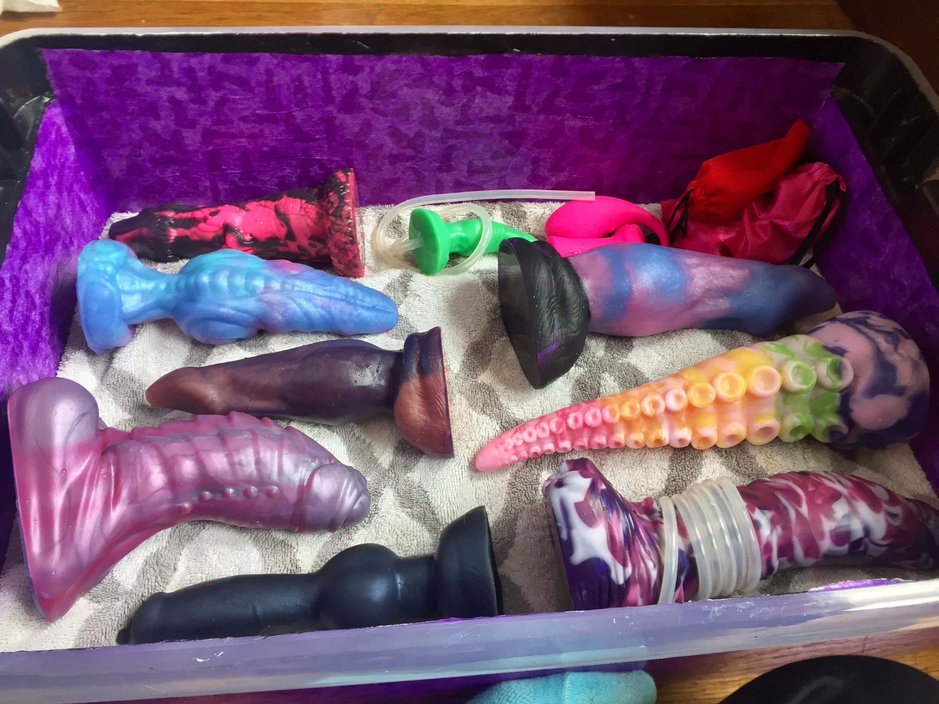 Reddit, allow me to introduce you to...... the dildo box 🐉