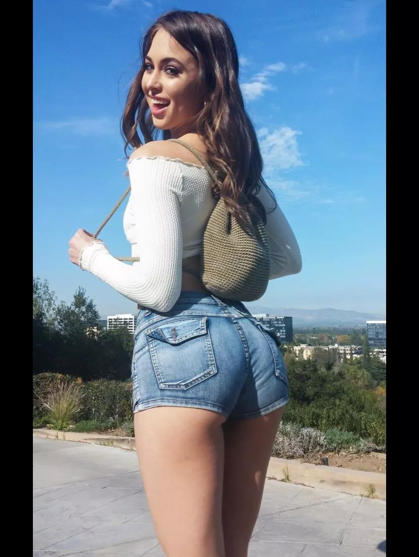 Riley Reid looking adorable, anyone want to share her butthole?