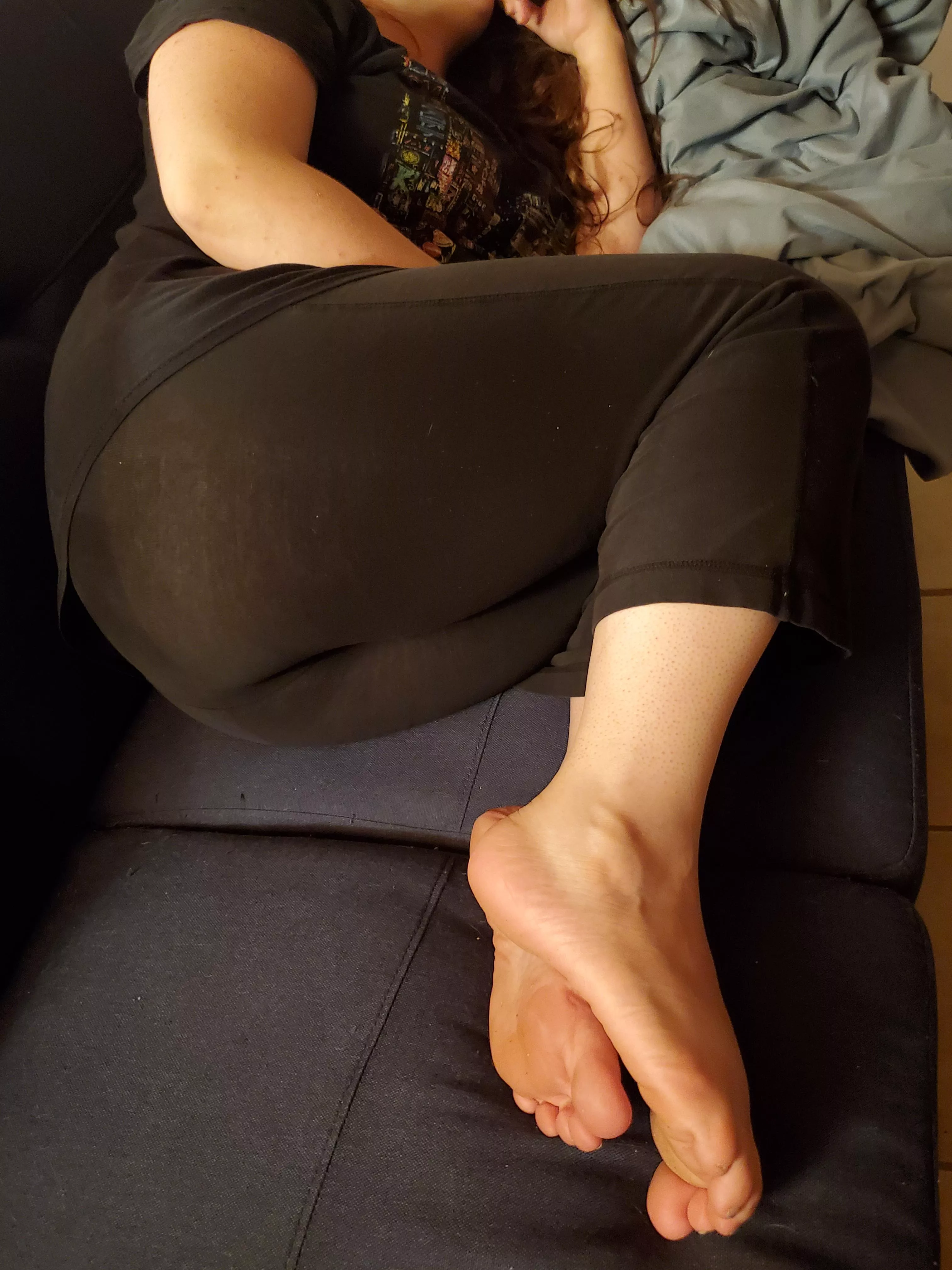 rub my feet ðŸ¥º ðŸ‘‰ðŸ‘ˆ