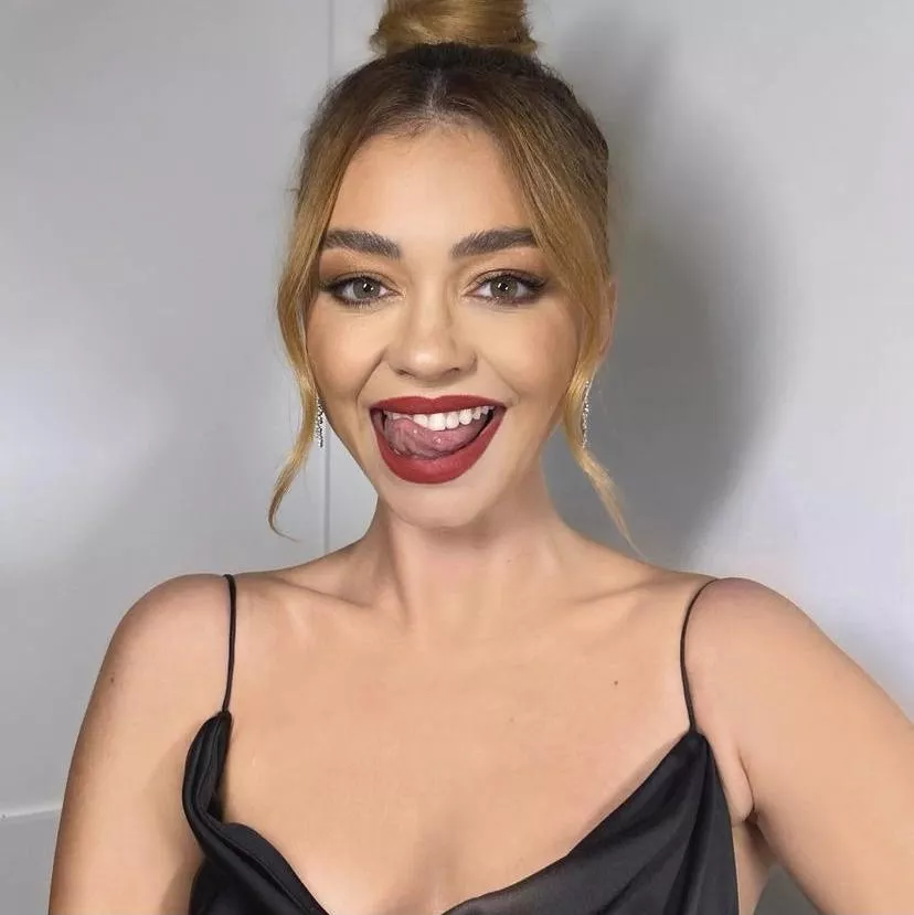 Sarah hyland makes me feel like a submissive sissy! I just want to dress up in a cute girly outfit and serve men with her!