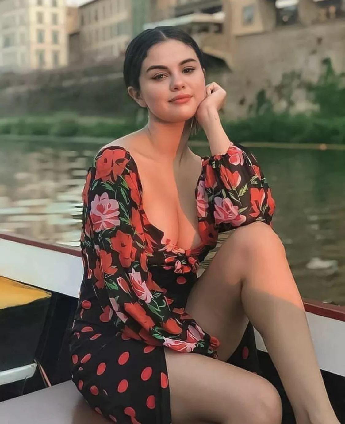 Selena Gomez amazing cleavage