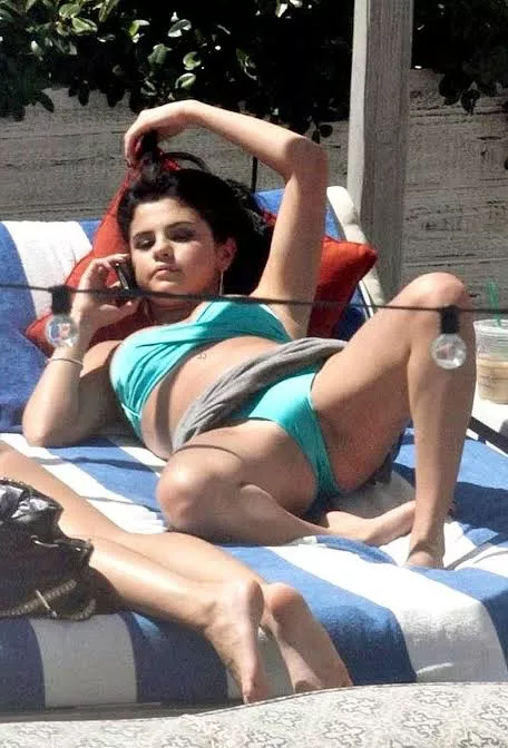 Selena Gomez spreading her legs