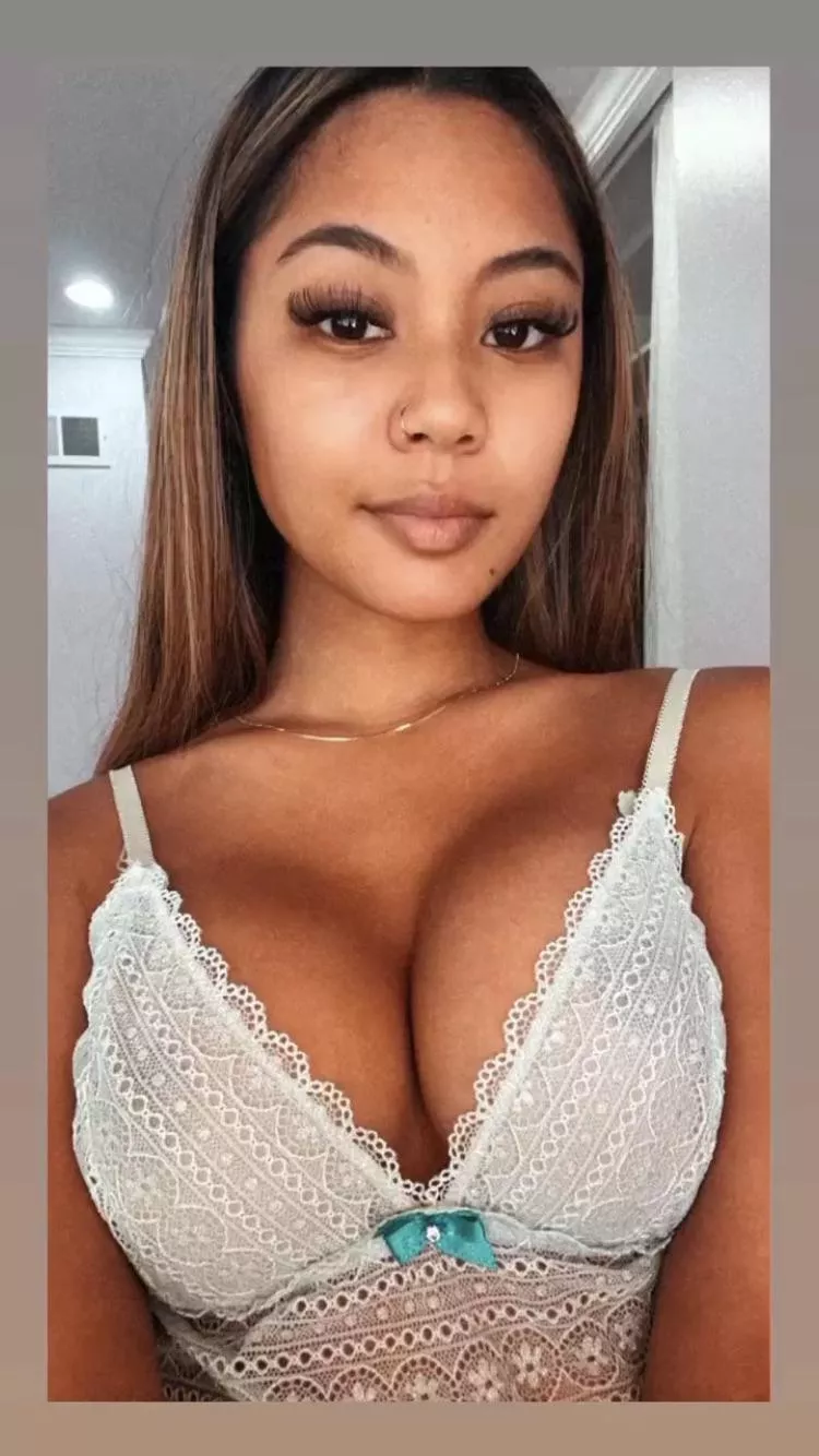 Sexy Filipina Fillin Those Cups